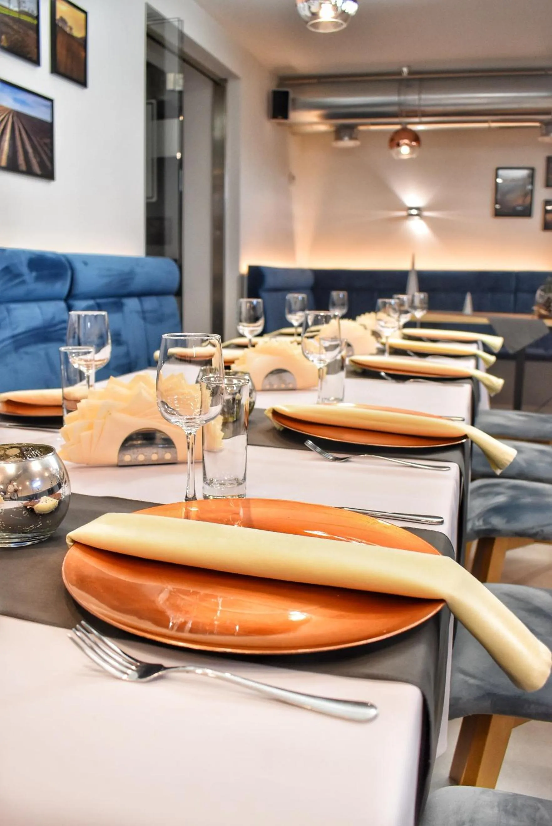 Restaurant/places to eat in S7 Hotel