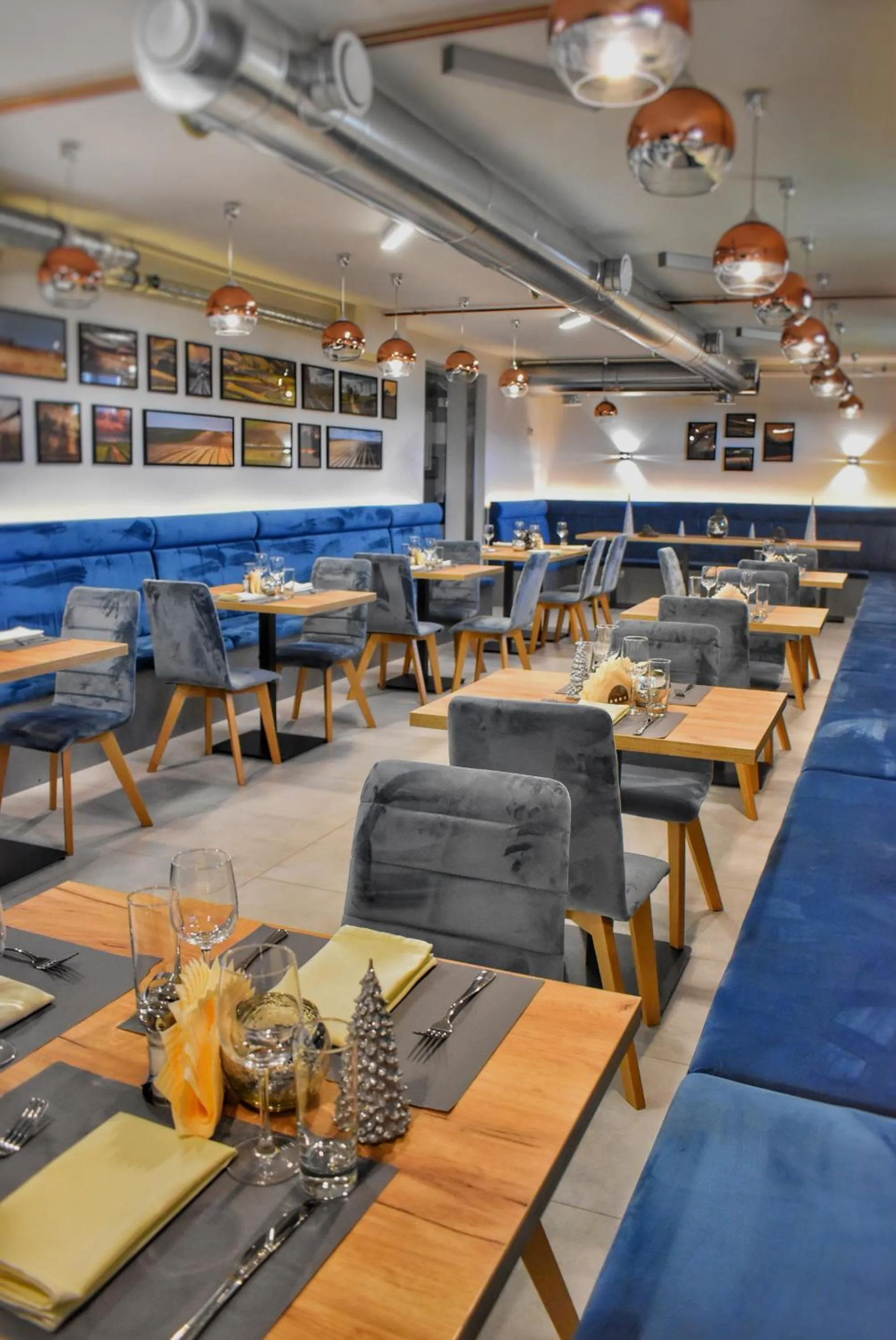 Restaurant/places to eat in S7 Hotel