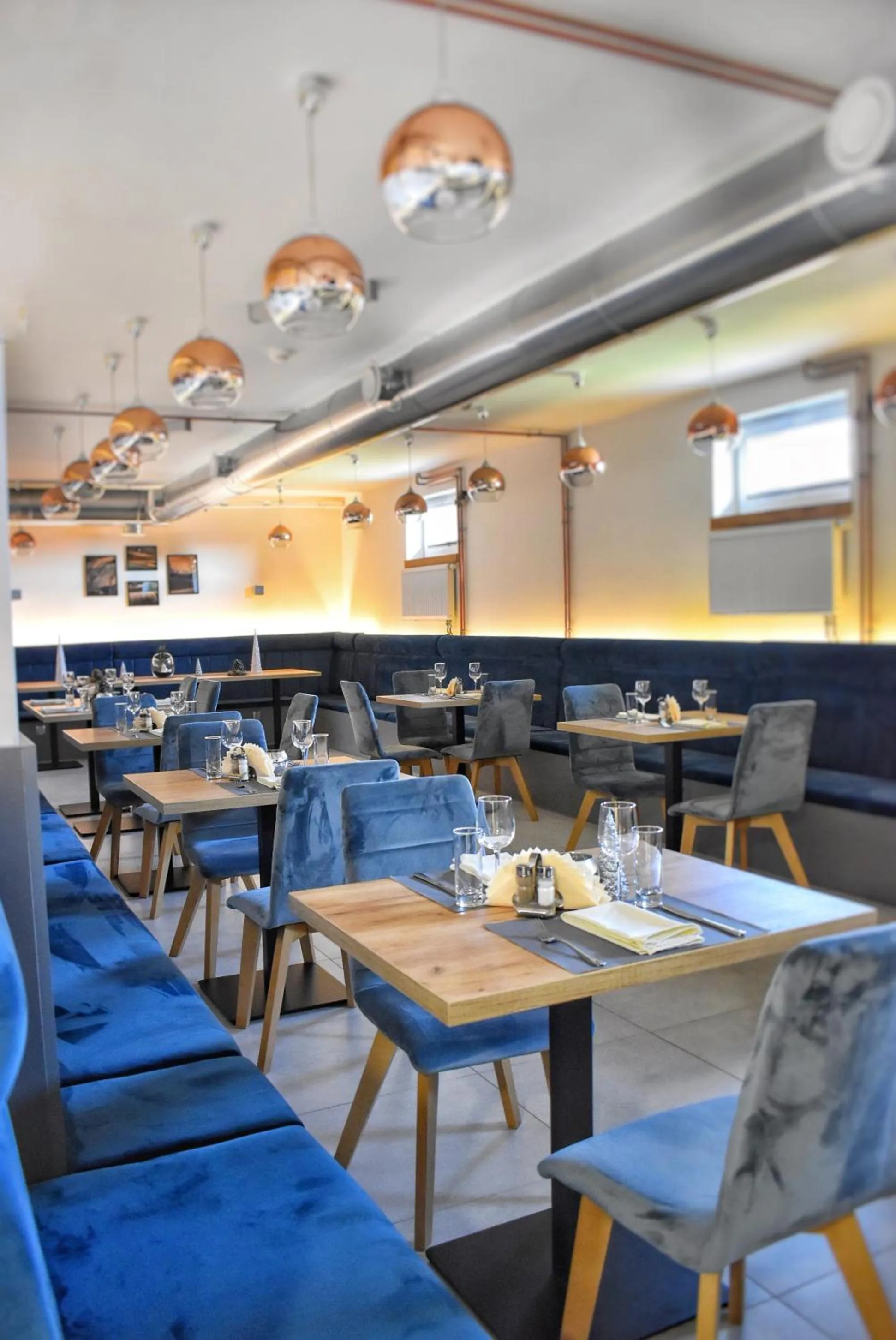 Restaurant/places to eat in S7 Hotel