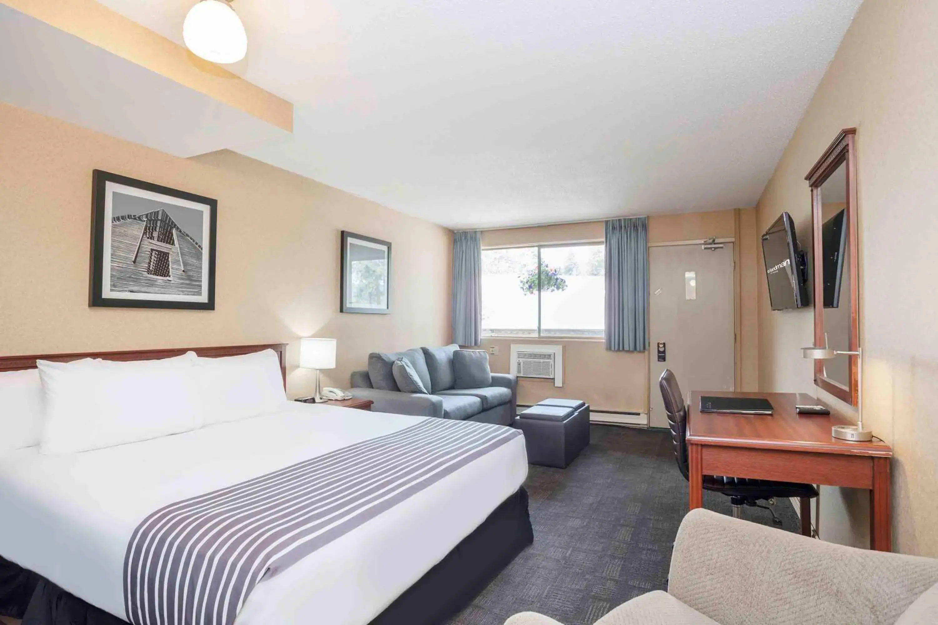 Photo of the whole room, Bed in Sandman Inn Princeton Photo of the whole room, Bed in Sandman Inn Princeton