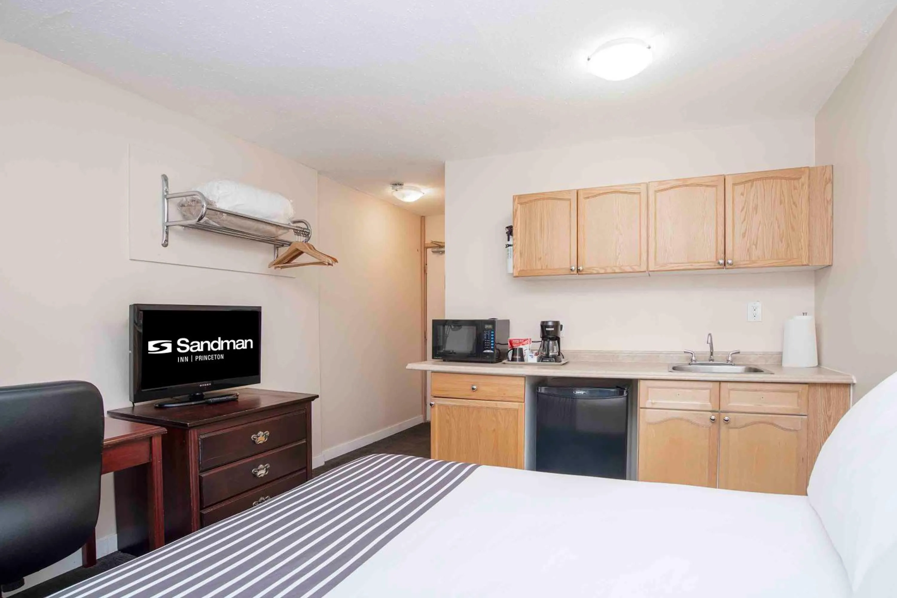 Photo of the whole room, Bed in Sandman Inn Princeton