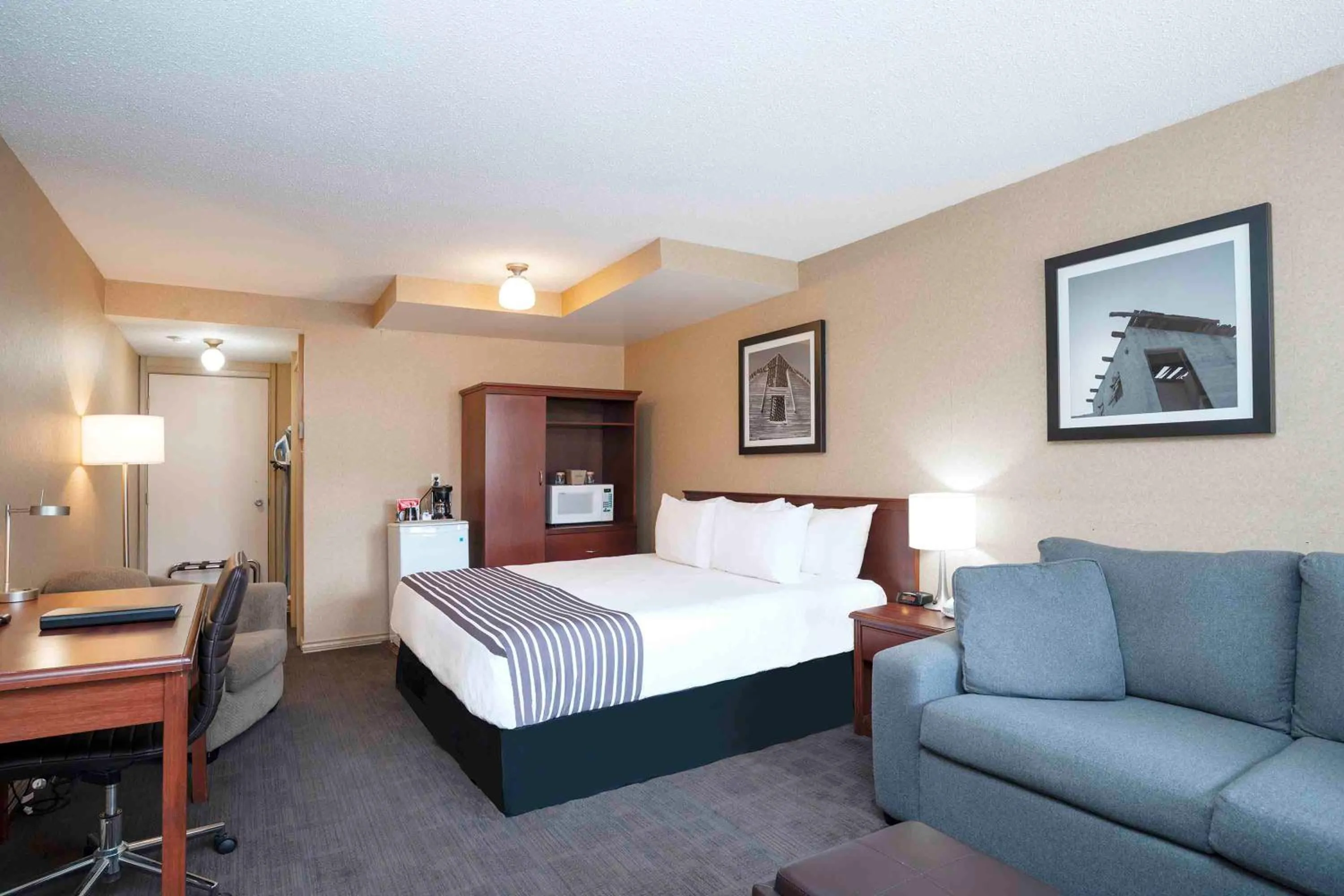 Photo of the whole room, Bed in Sandman Inn Princeton