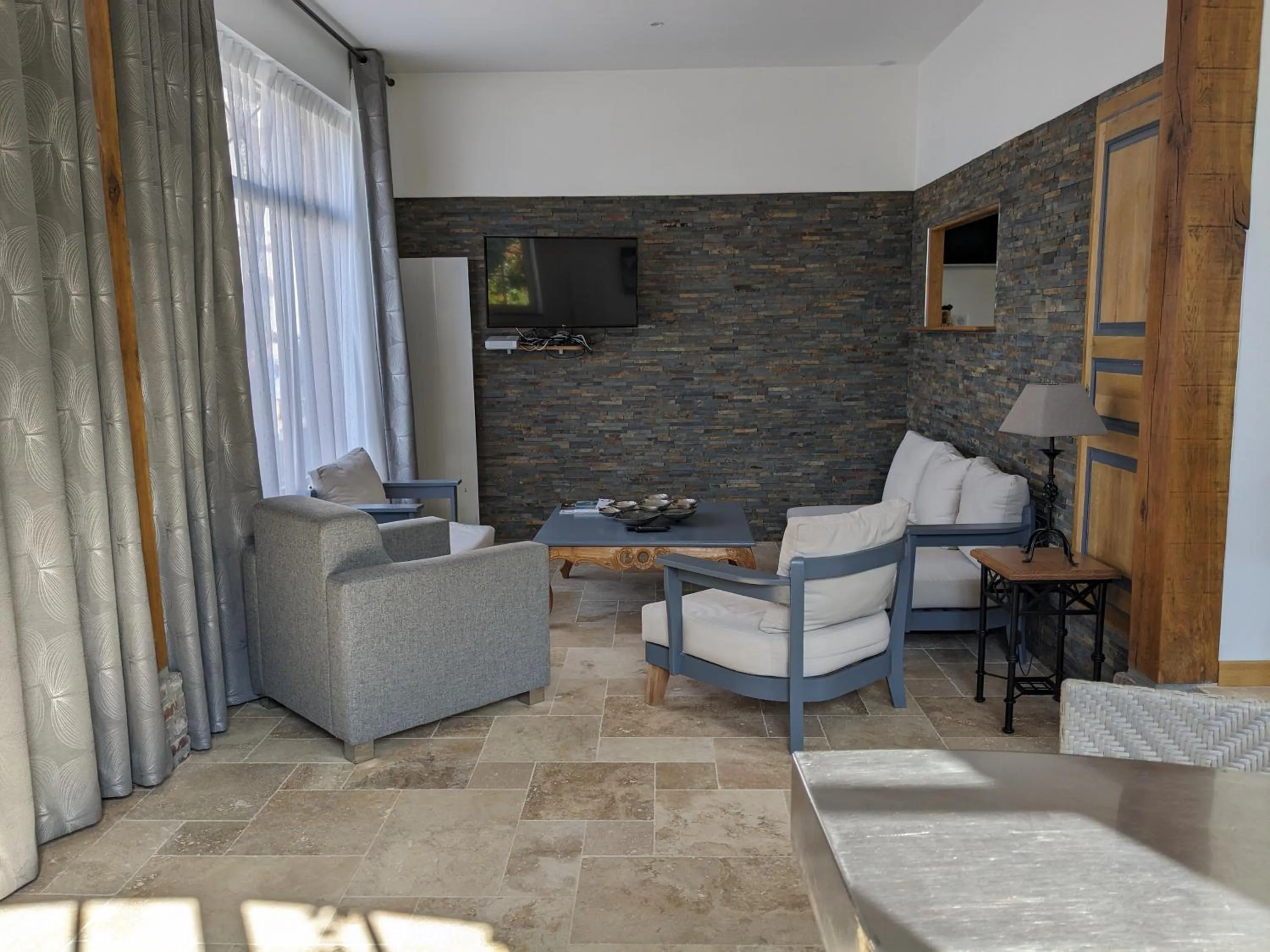 TV and multimedia in Hotel et Spa Le Lion d'Or