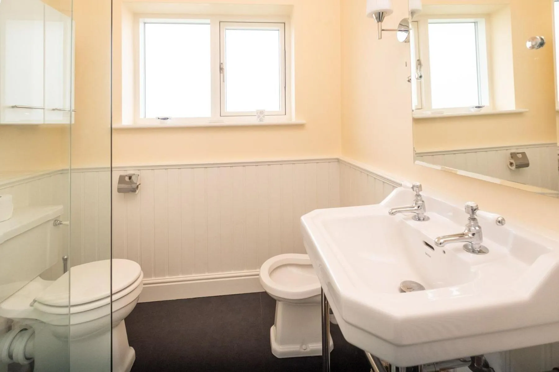 Property building in Willow House in Knodishall, Sleeps 7 - Only a short drive from Aldeburgh, Thorpeness & Snape Maltings - Managed by Aldeburgh Coastal Cottages