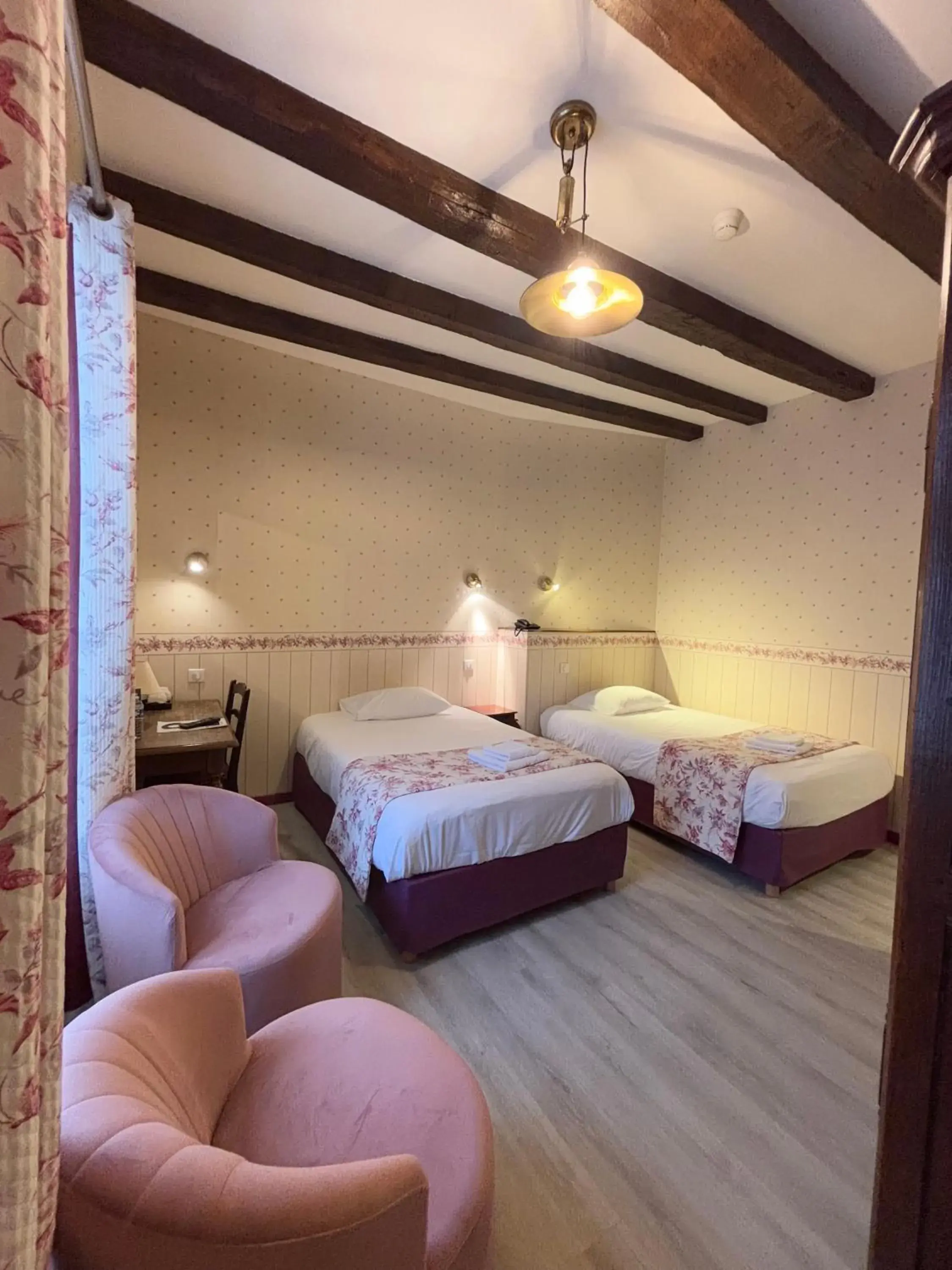 Comfort Twin Room in Hotel De La Poste Comfort Twin Room in Hotel De La Poste