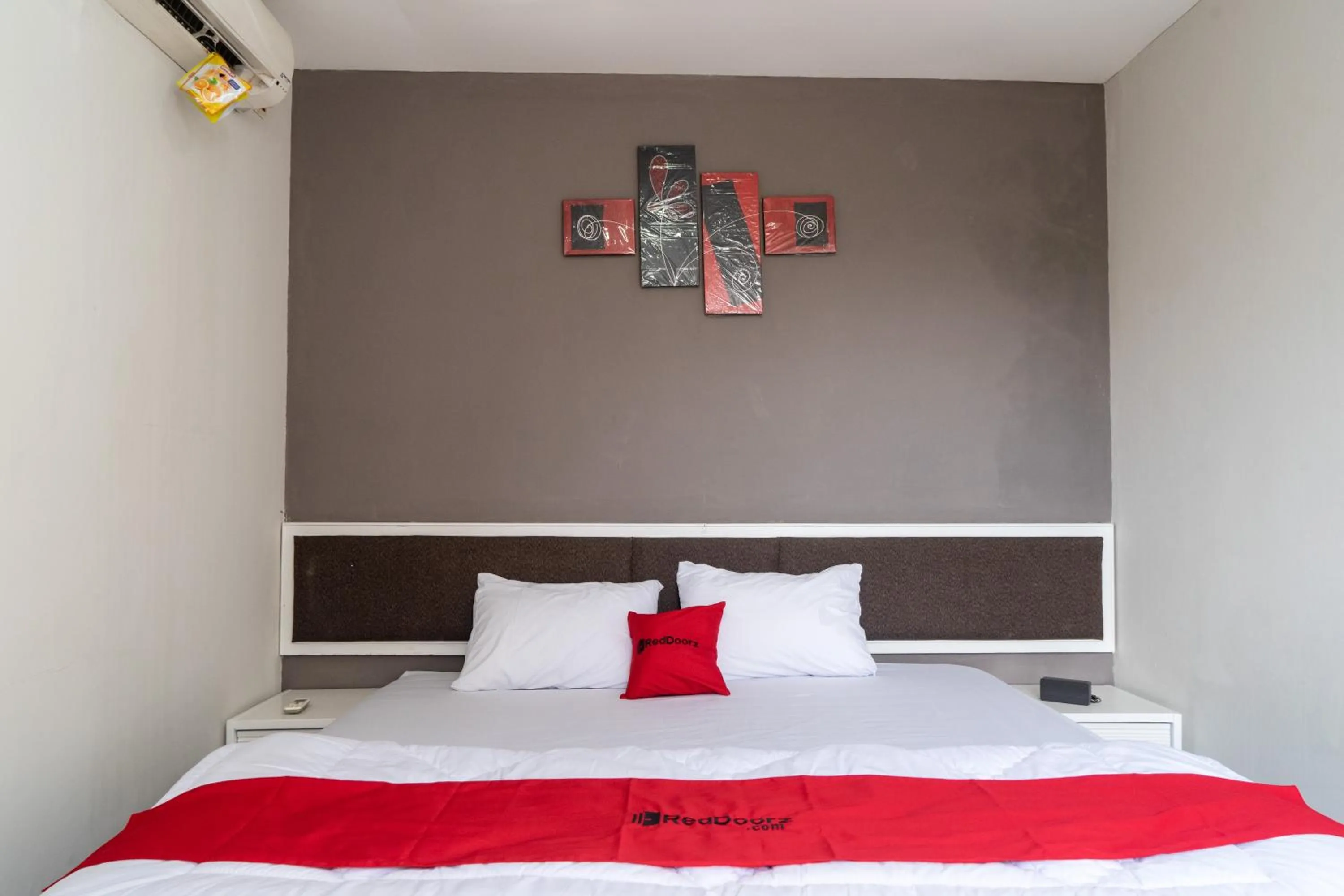 Bedroom, Bed in RedDoorz Plus @ Sawah Besar