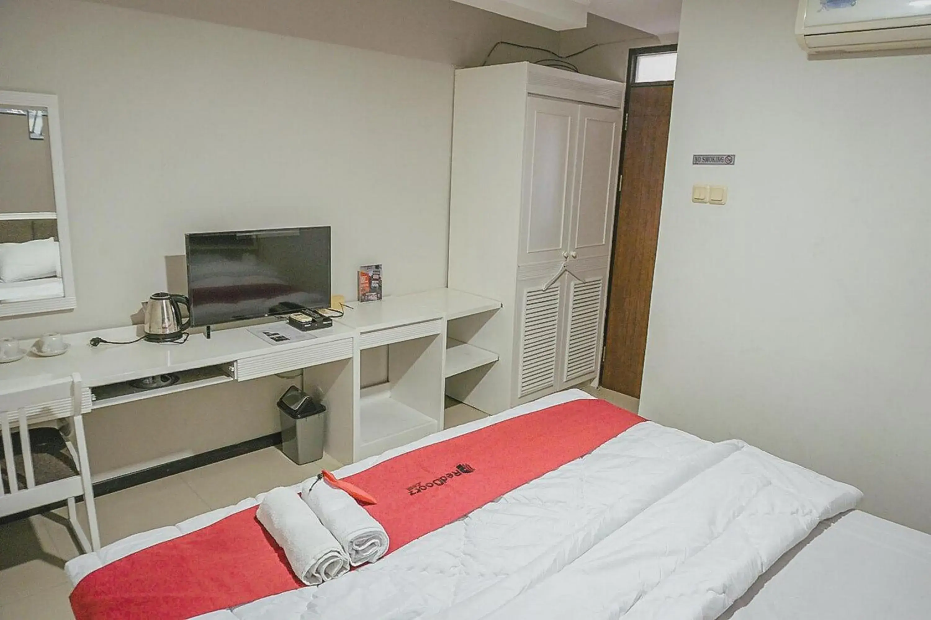 Bedroom, Bed in RedDoorz Plus @ Sawah Besar Bedroom, Bed in RedDoorz Plus @ Sawah Besar