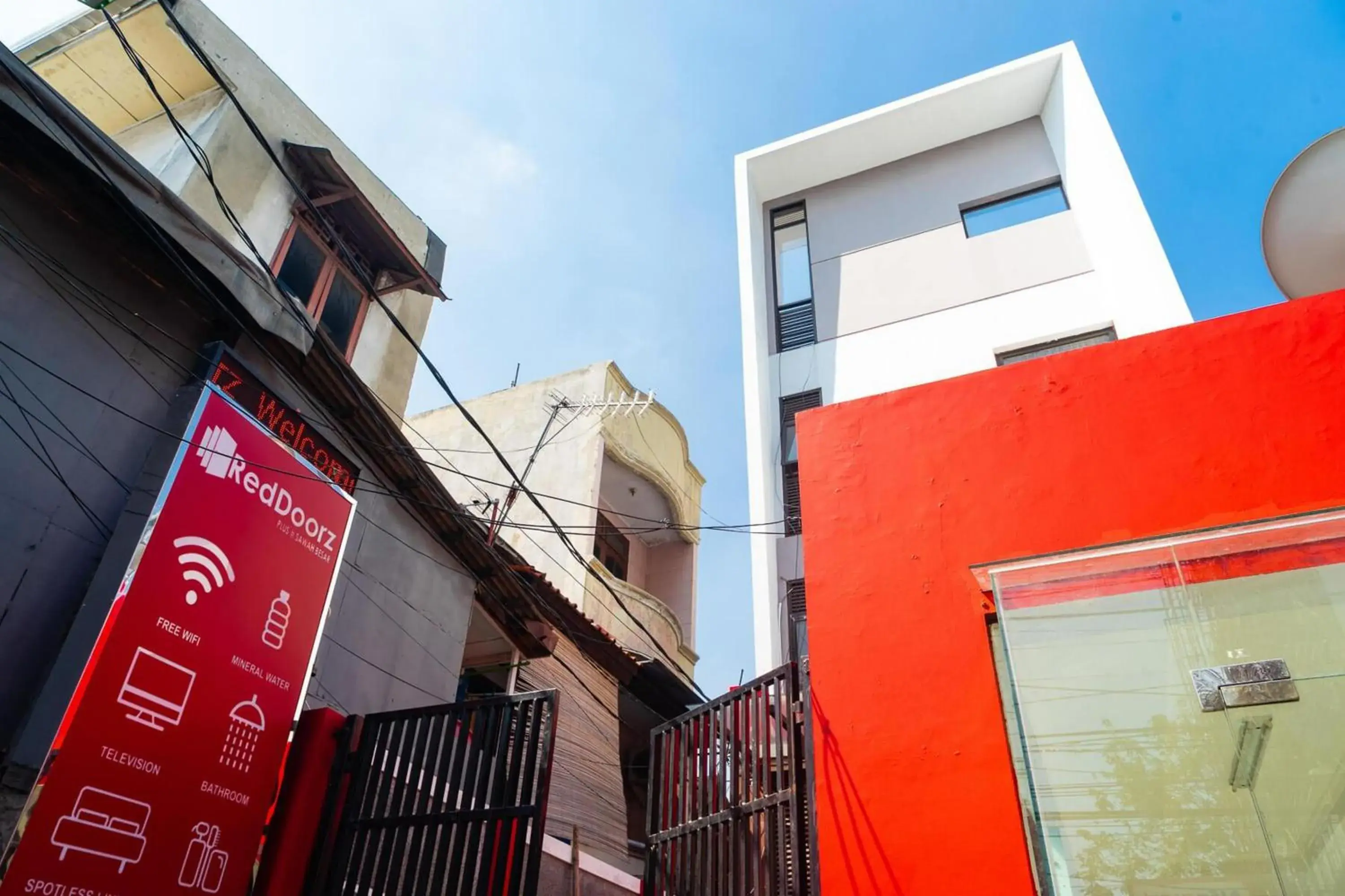 Facade/entrance in RedDoorz Plus @ Sawah Besar Facade/entrance in RedDoorz Plus @ Sawah Besar