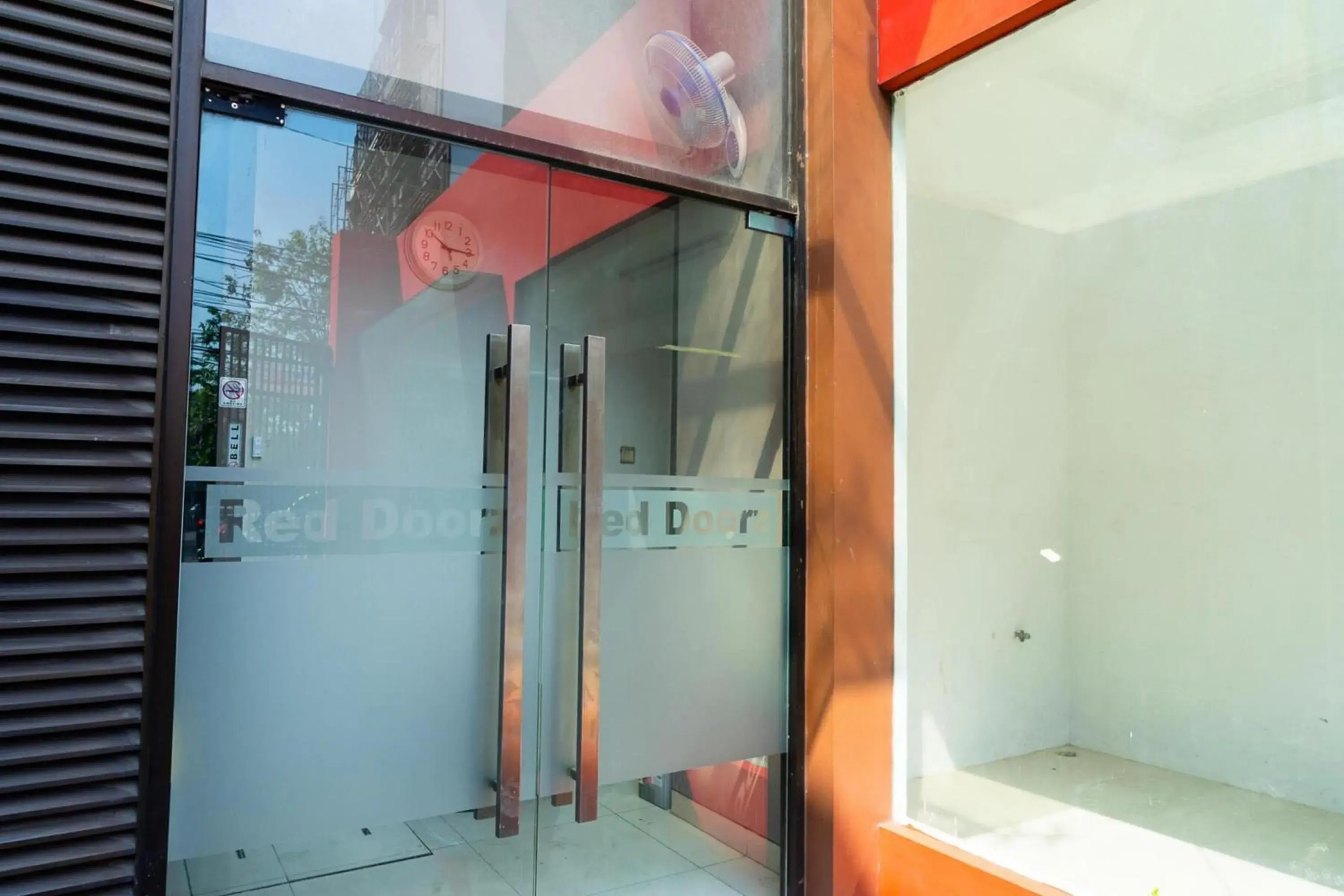 Facade/entrance in RedDoorz Plus @ Sawah Besar Facade/entrance in RedDoorz Plus @ Sawah Besar