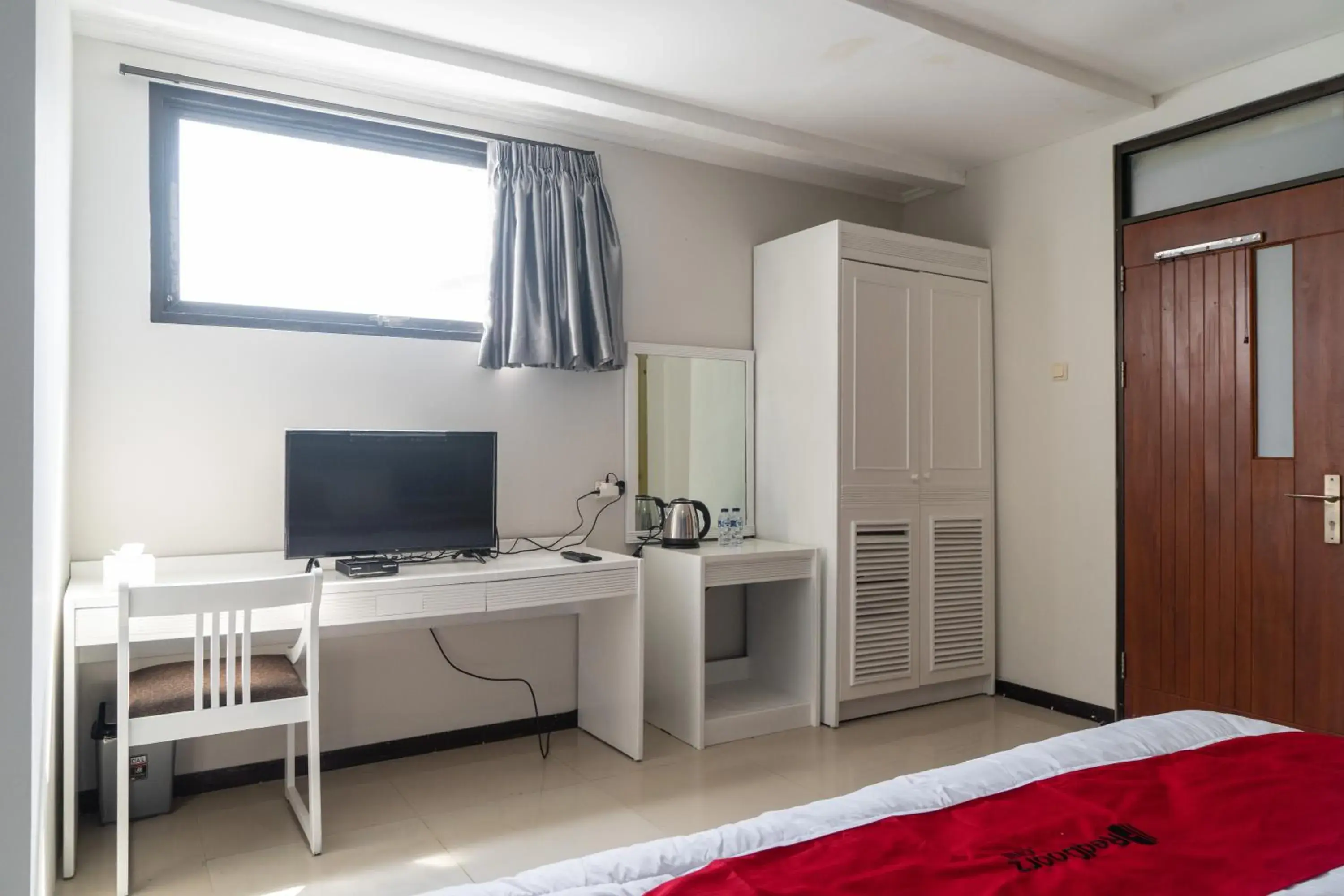 Double Room in RedDoorz Plus @ Sawah Besar Double Room in RedDoorz Plus @ Sawah Besar