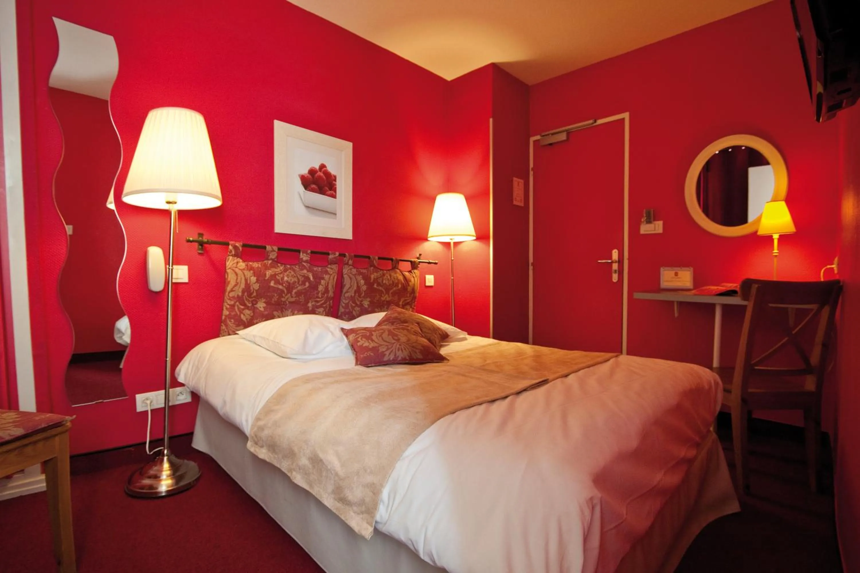 Photo of the whole room, Bed in Le Kléber Hôtel