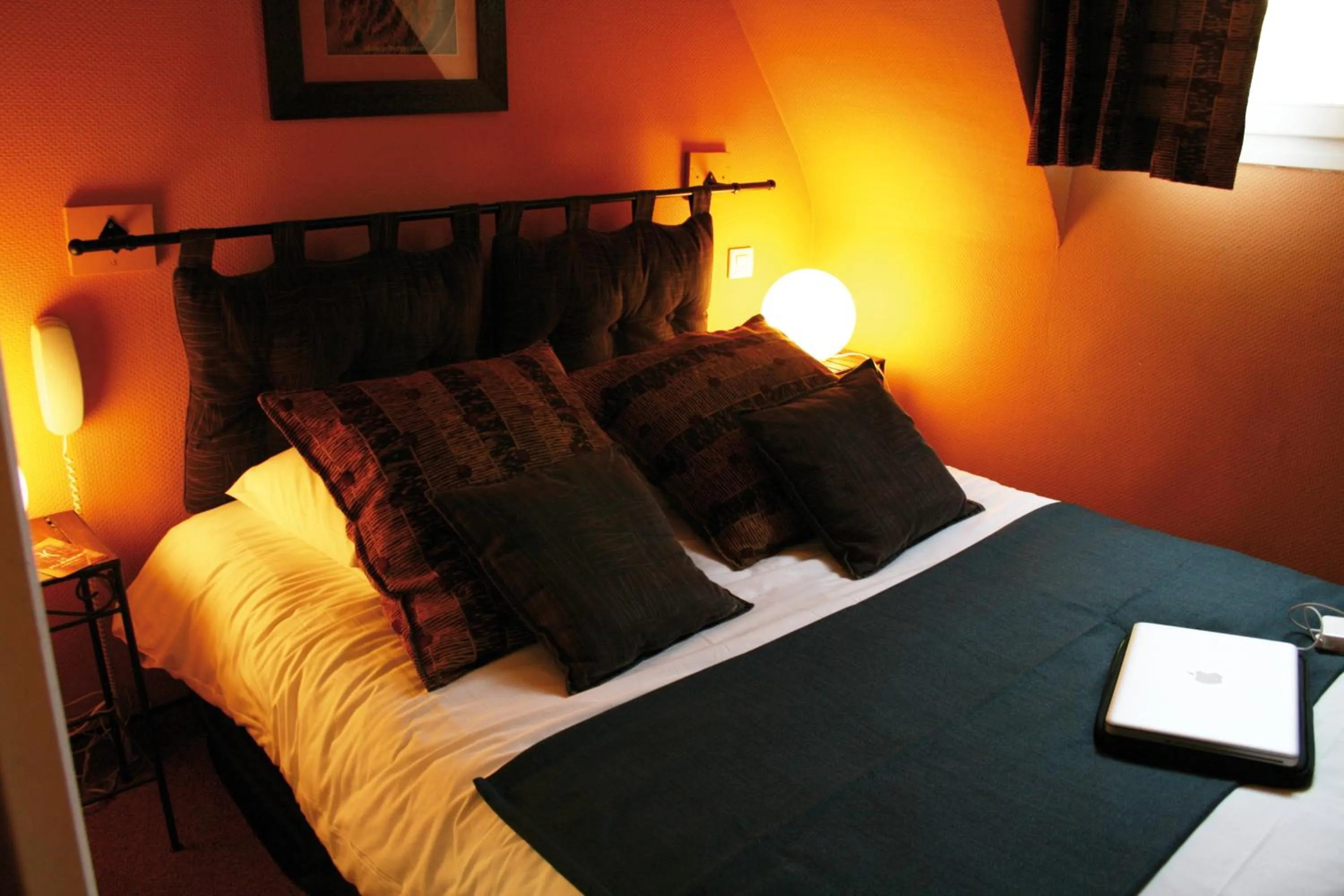 Photo of the whole room, Bed in Le Kléber Hôtel