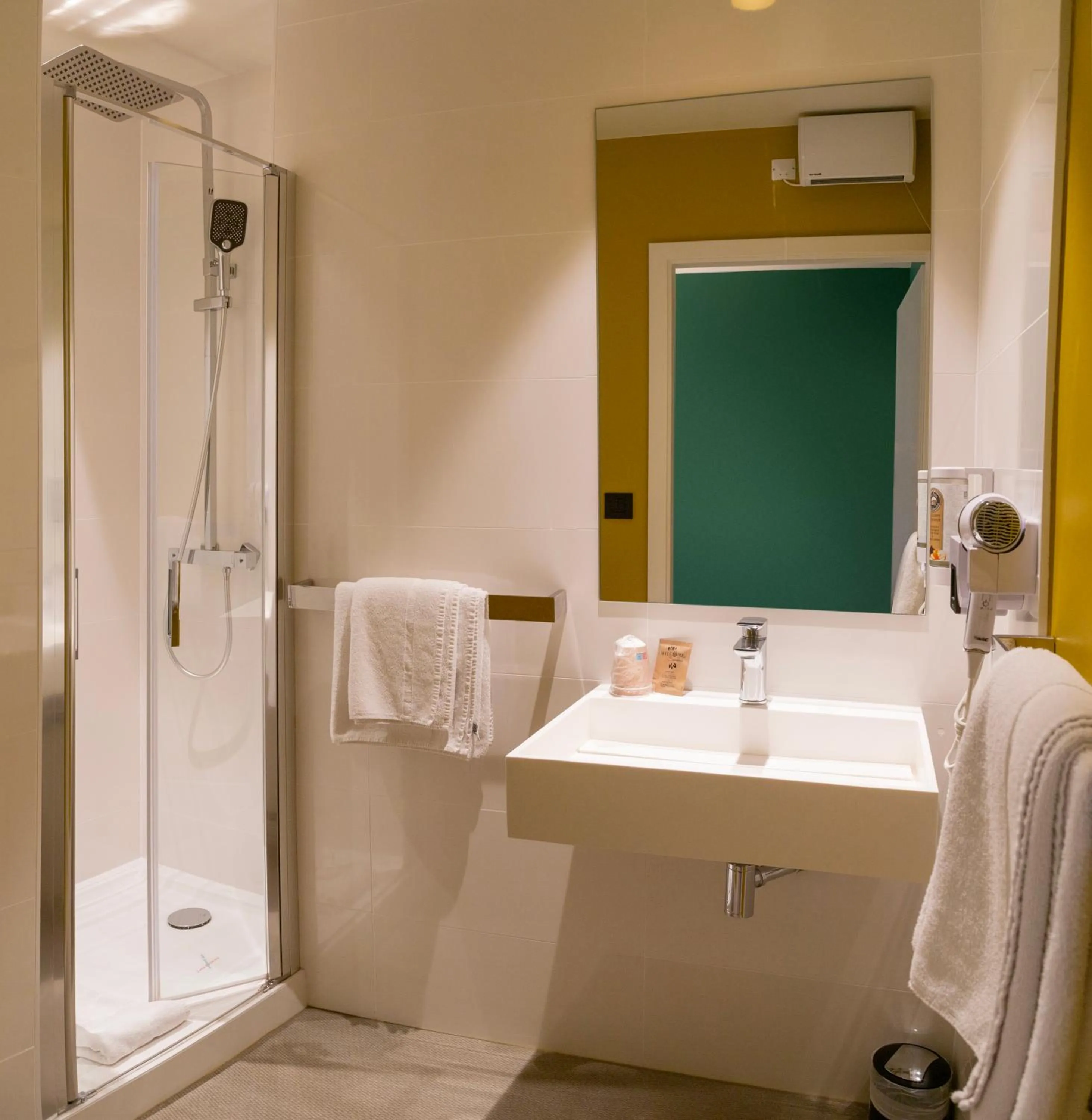 Shower in Le Kléber Hôtel