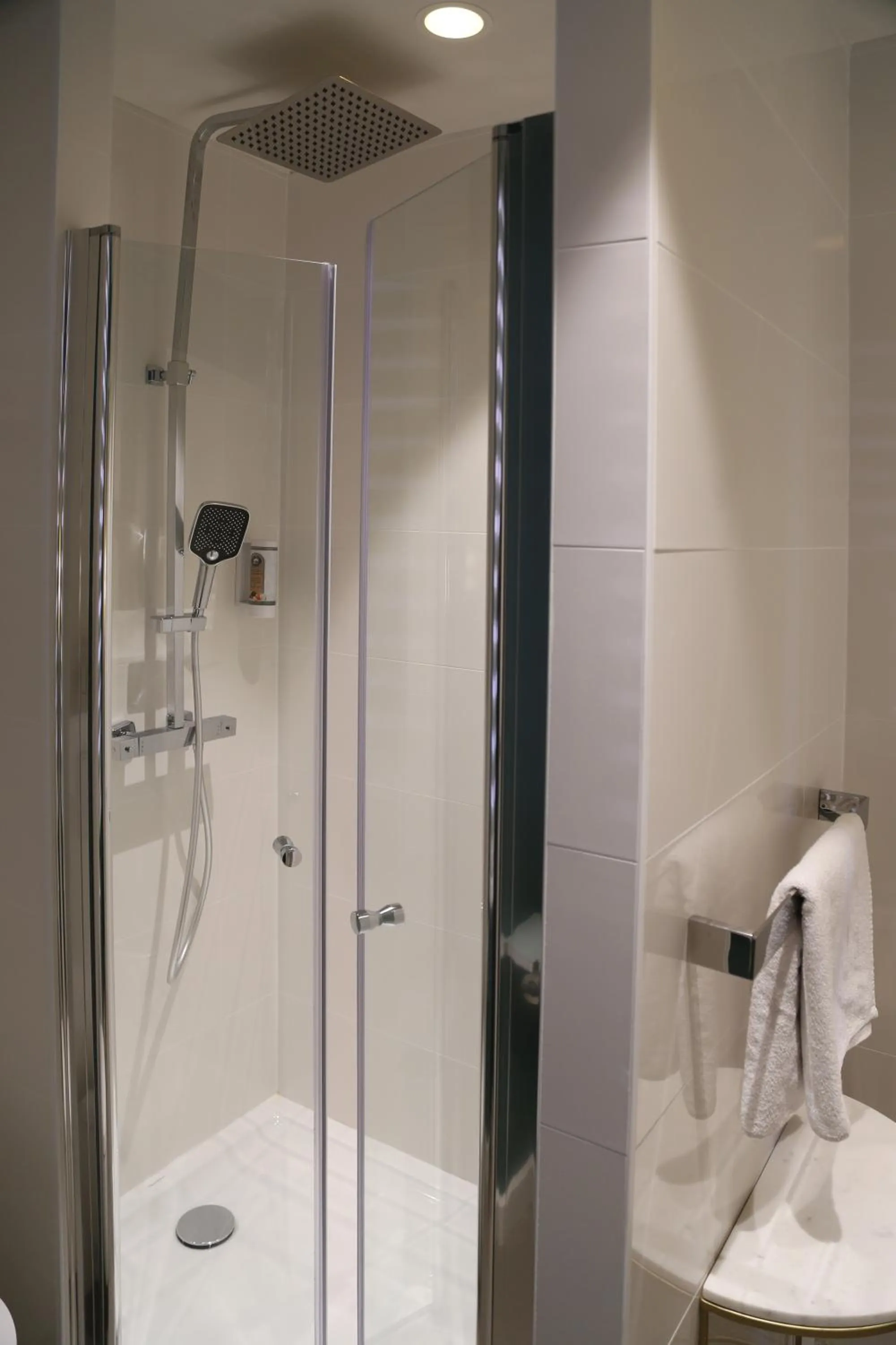 Shower in Le Kléber Hôtel