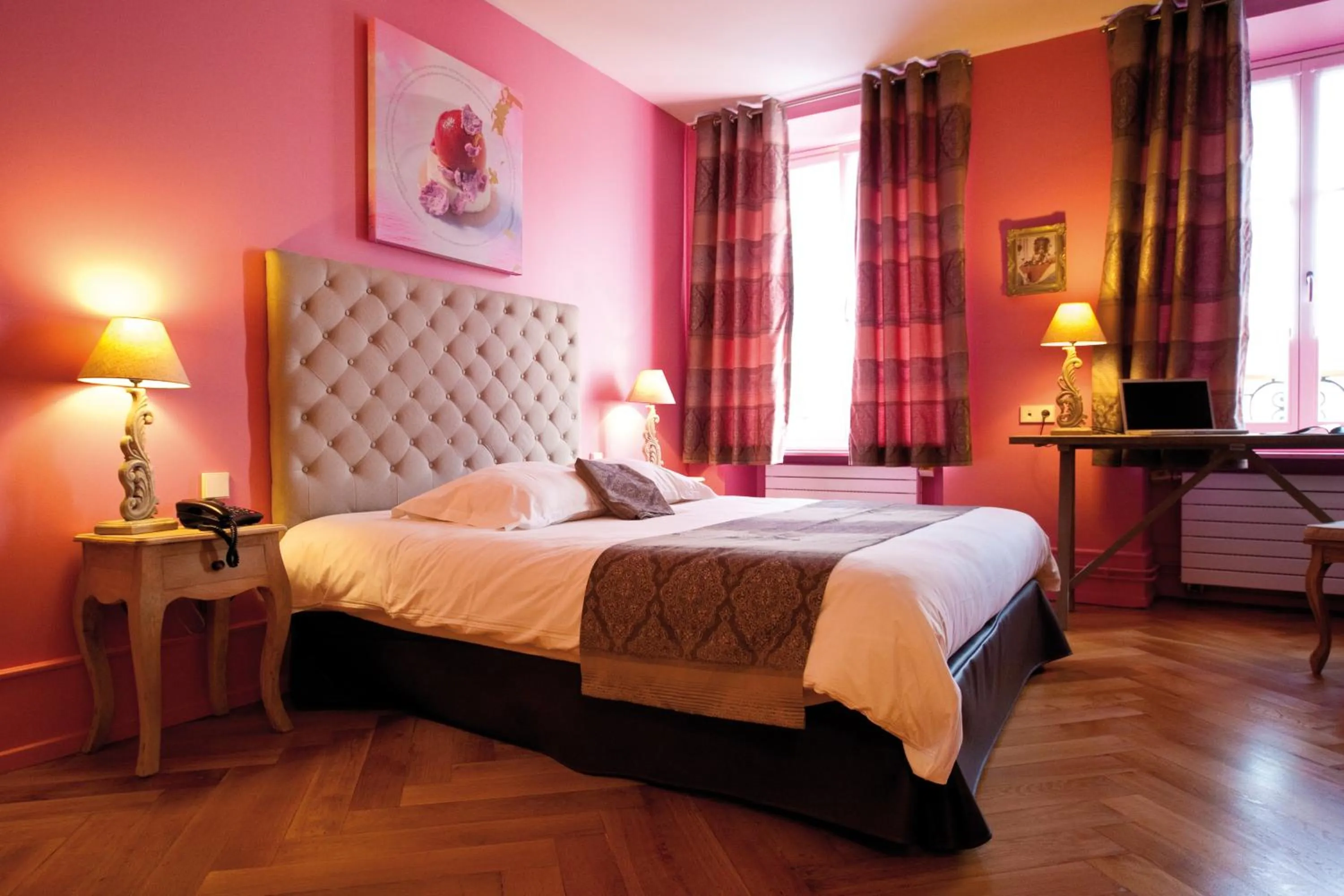 Photo of the whole room, Bed in Le Kléber Hôtel
