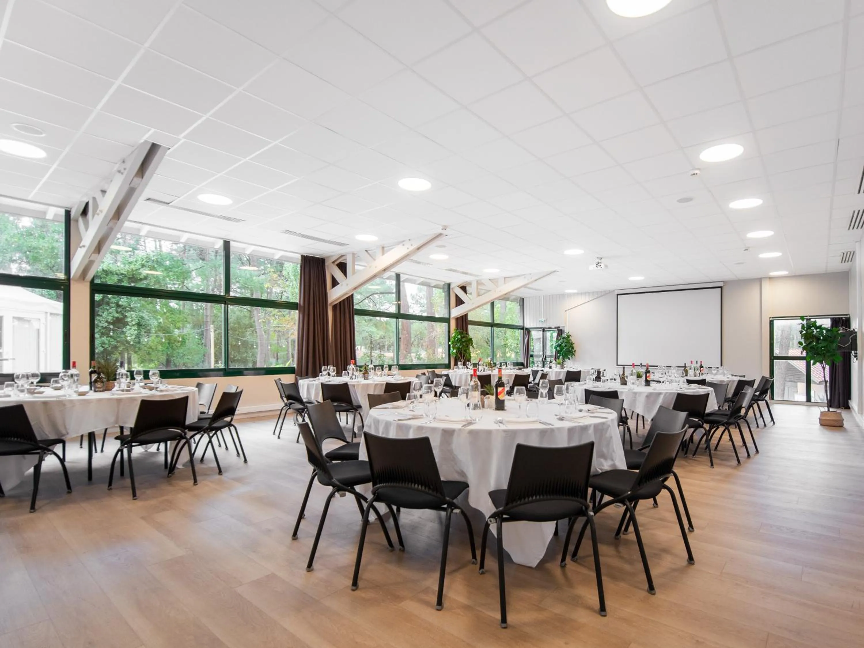 Restaurant/places to eat in Hôtel & Spa Vitalparc, The Originals Collection