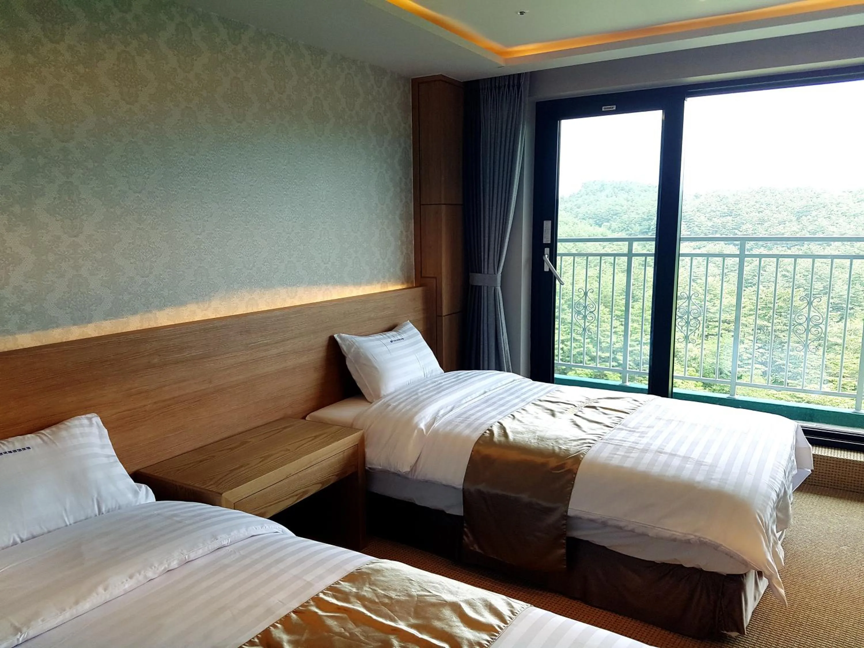 Bed in YangYang International Airport Hotel