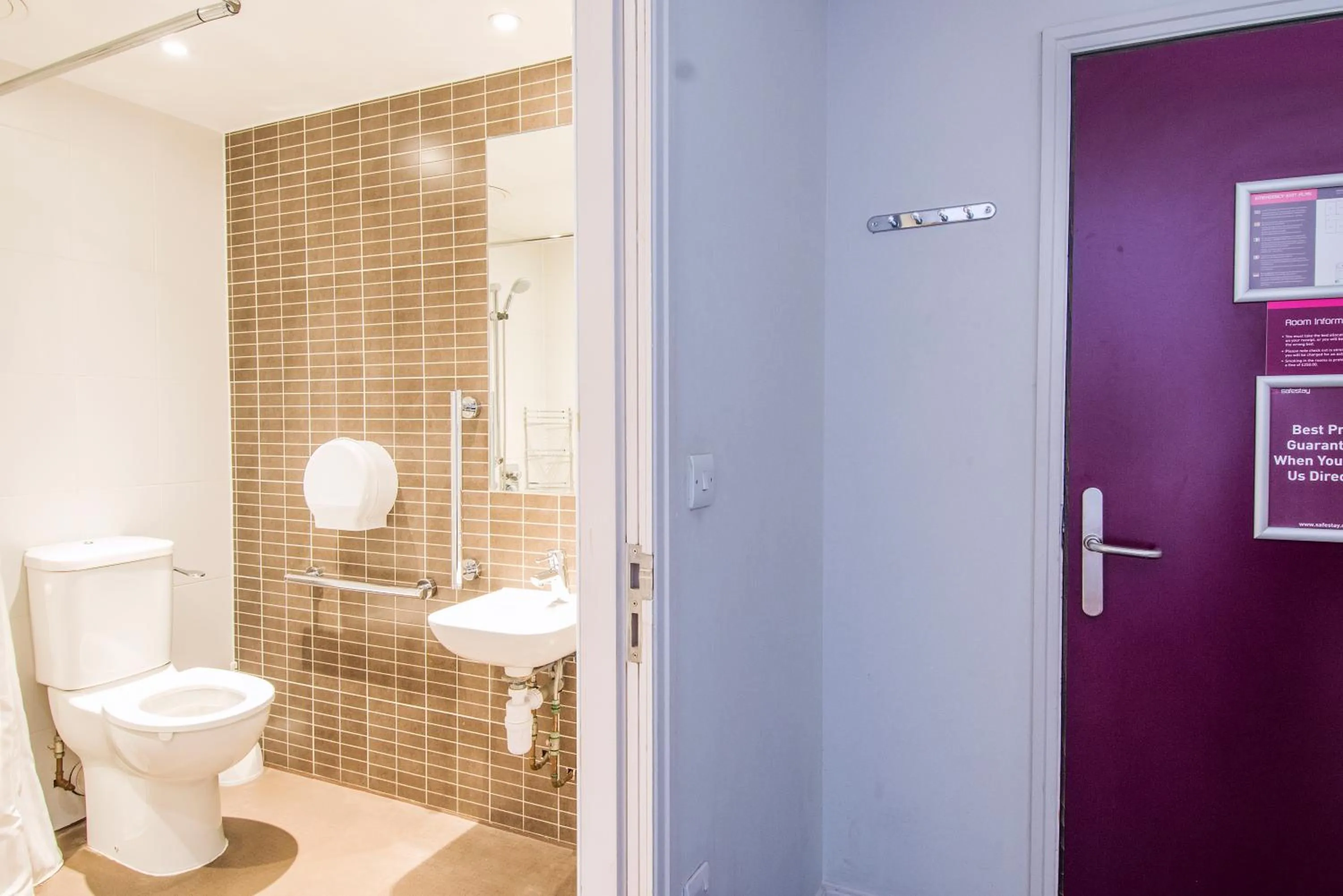 Toilet in Safestay London Elephant & Castle