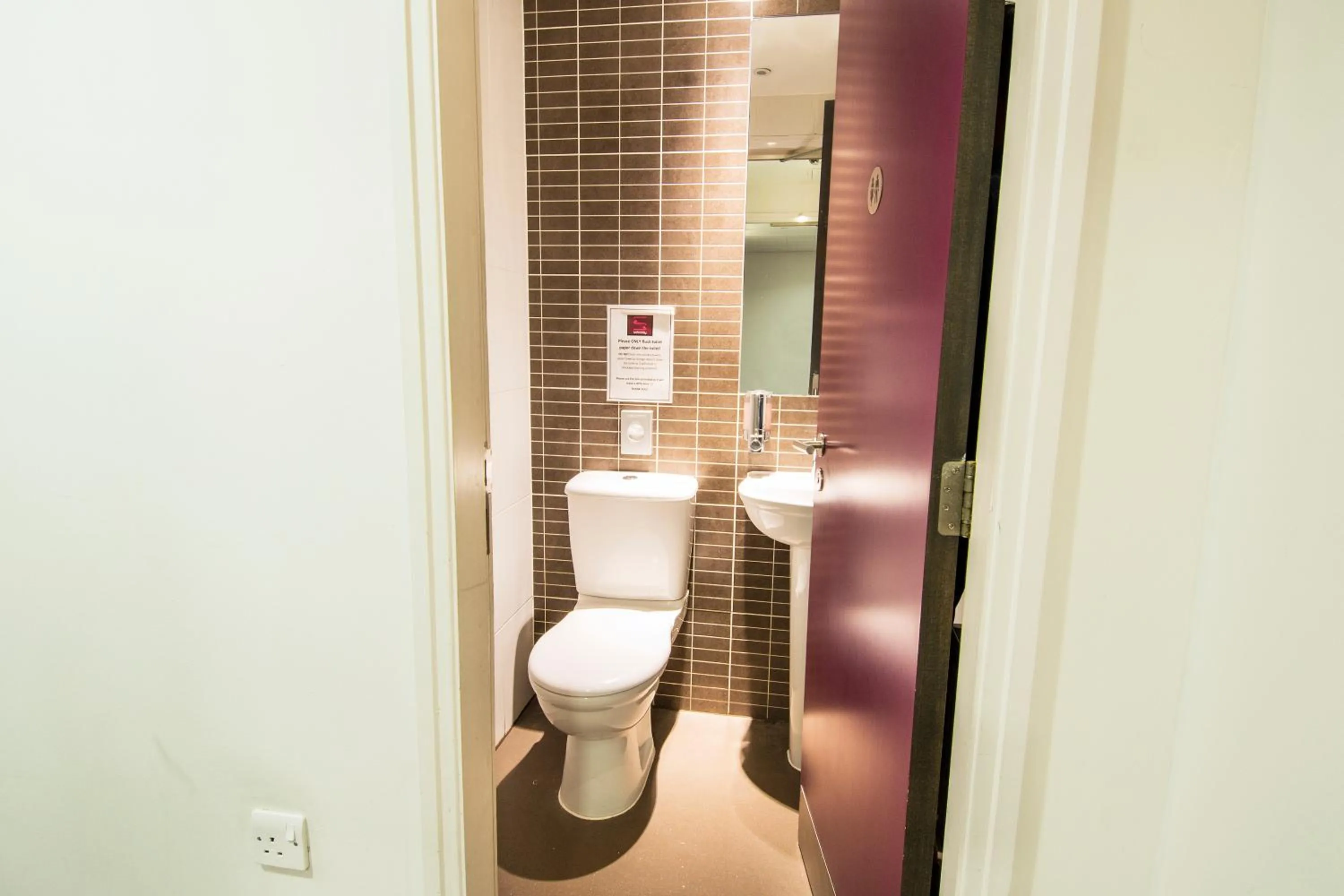 Toilet in Safestay London Elephant & Castle