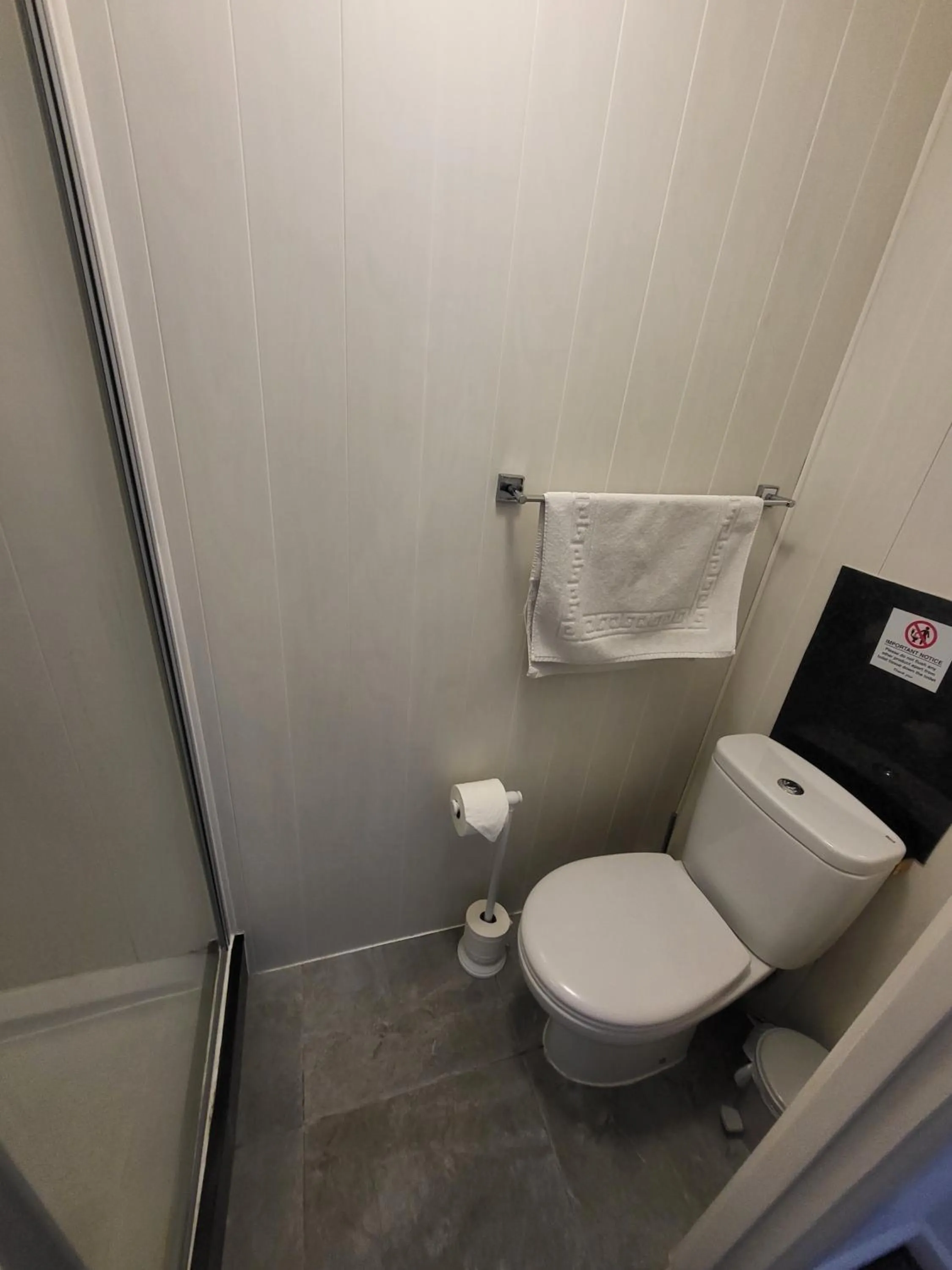 Toilet in St Georges Guest House