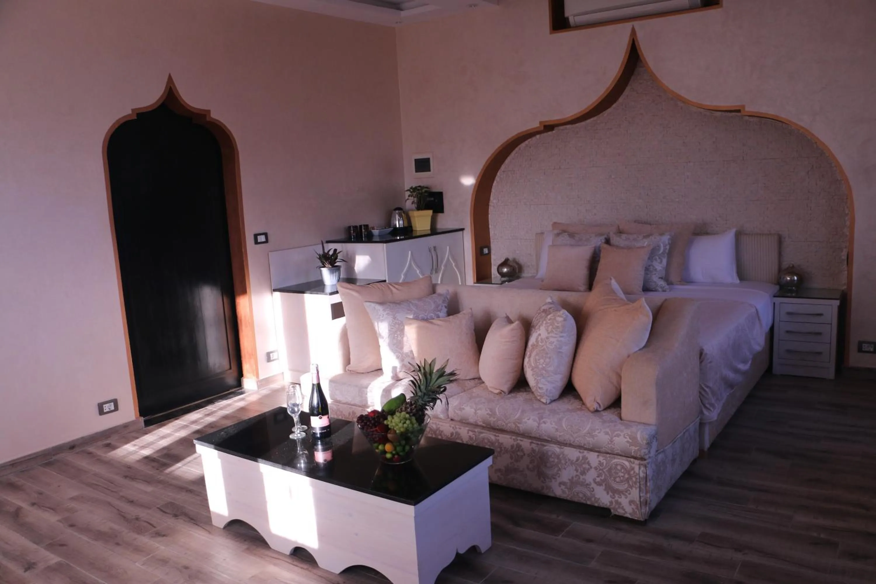 Living room, Bed in Casa D'or Dahab