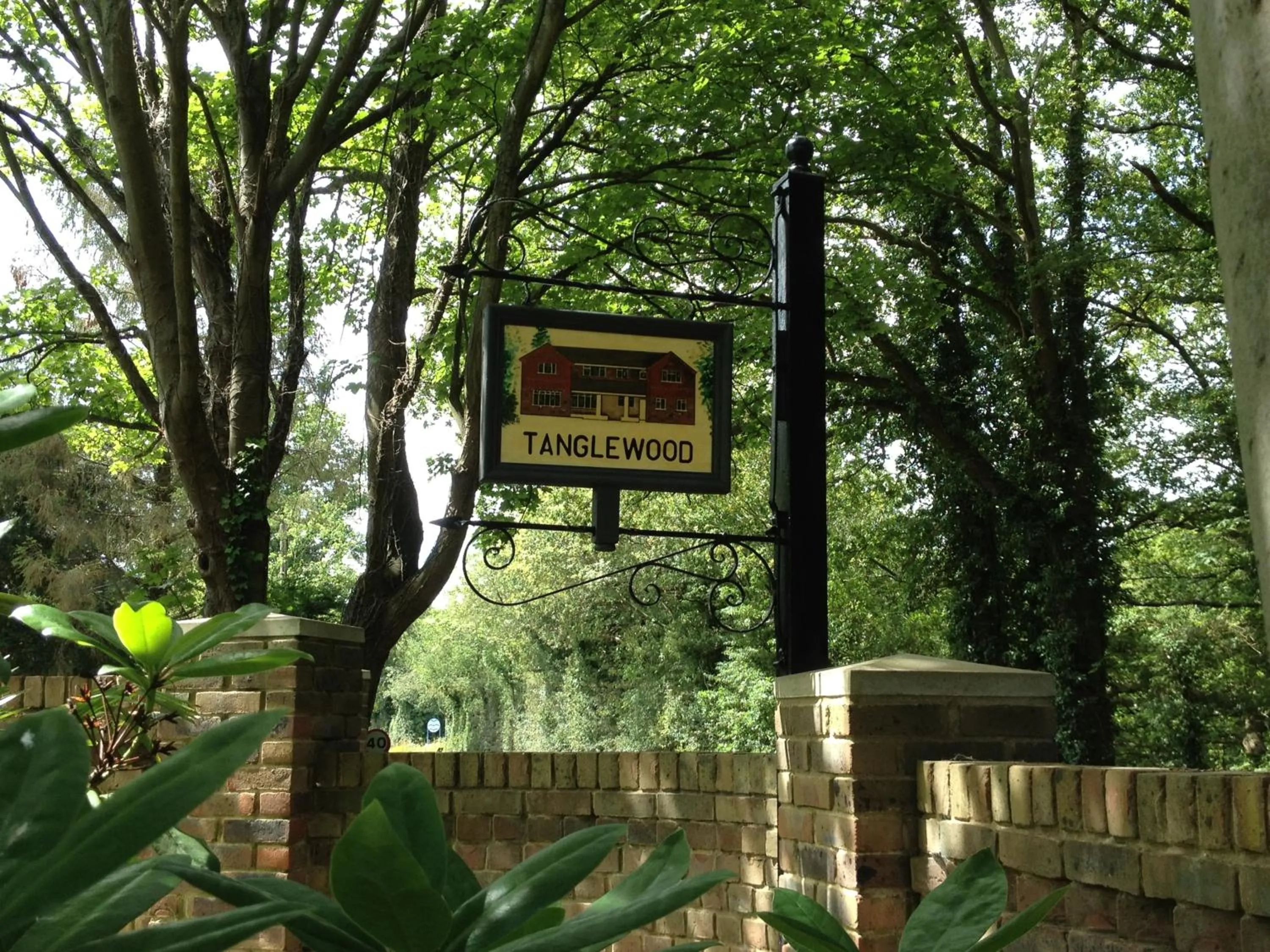 Facade/entrance in Tanglewood Gatwick Bed & Breakfast