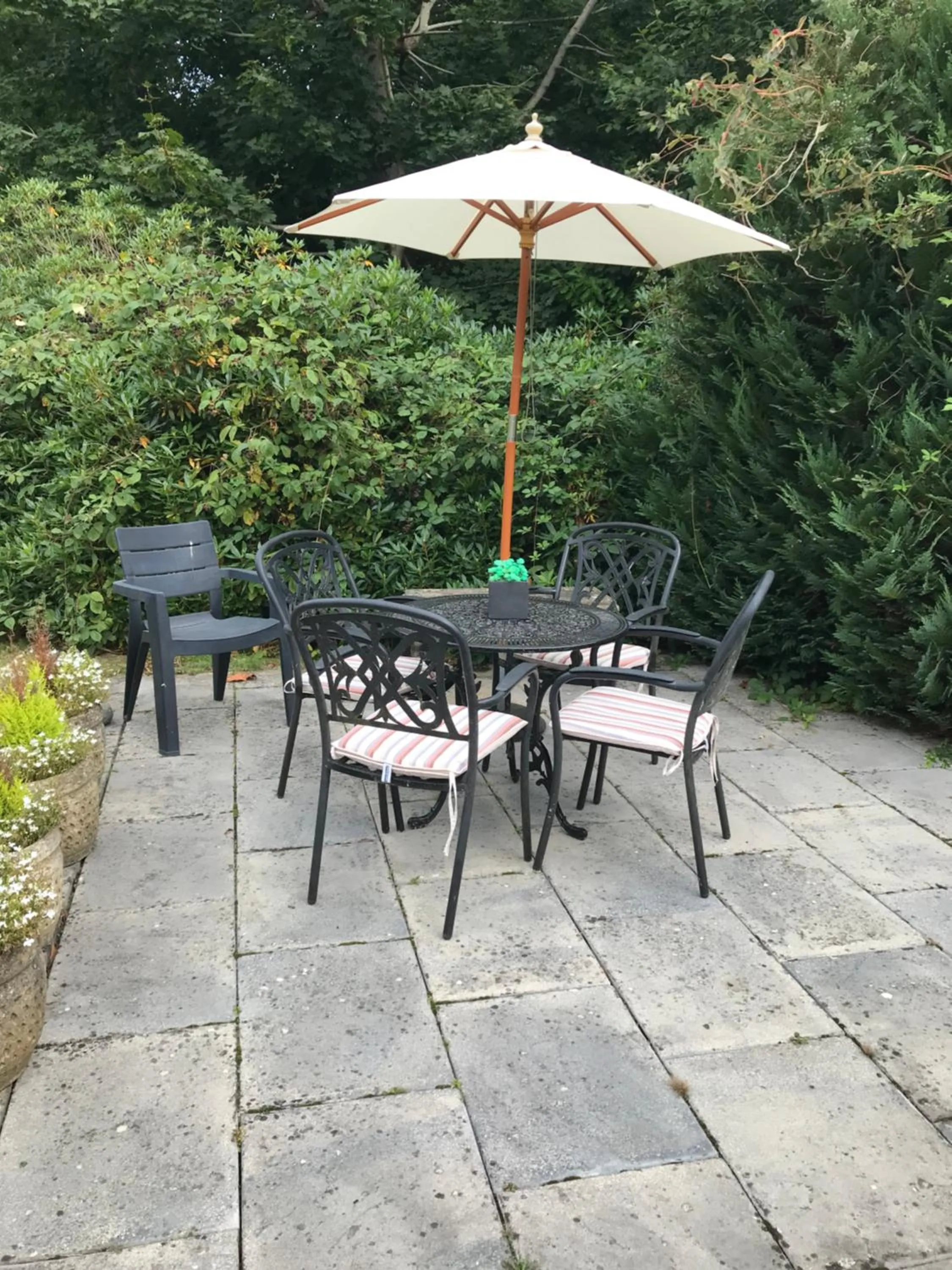 Patio in Tanglewood Gatwick Bed & Breakfast