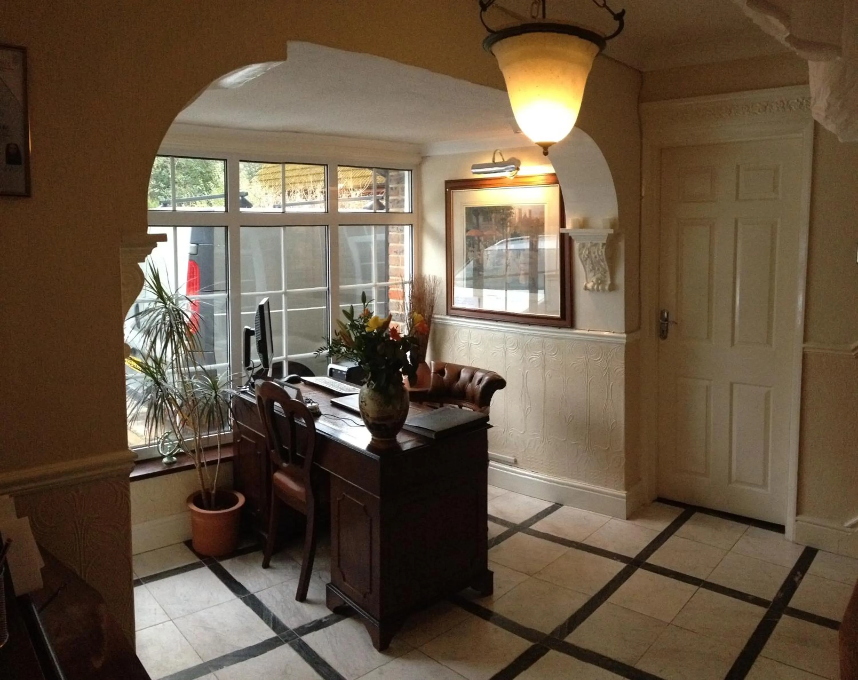 Lobby or reception in Tanglewood Gatwick Bed & Breakfast