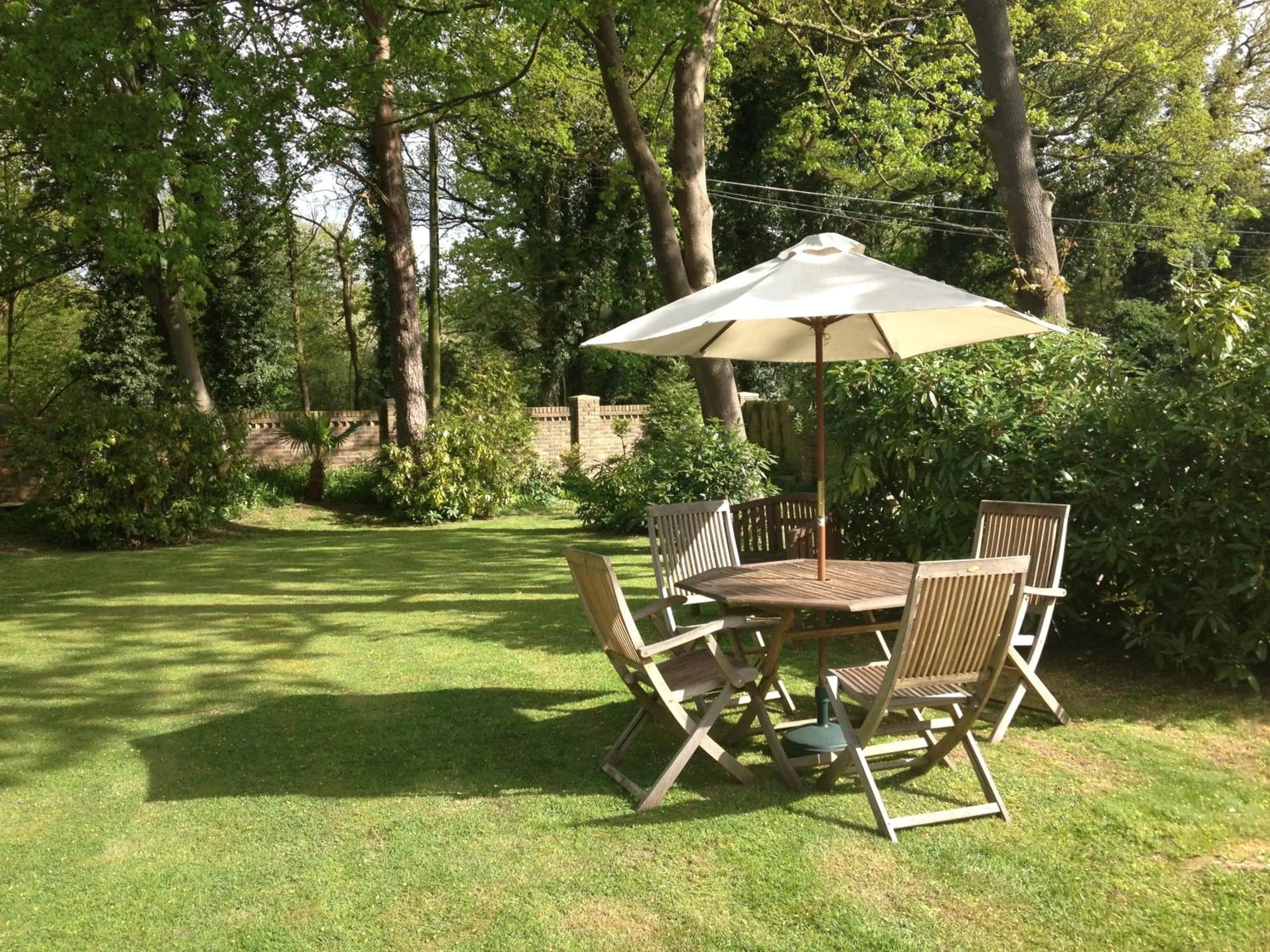 Garden in Tanglewood Gatwick Bed & Breakfast