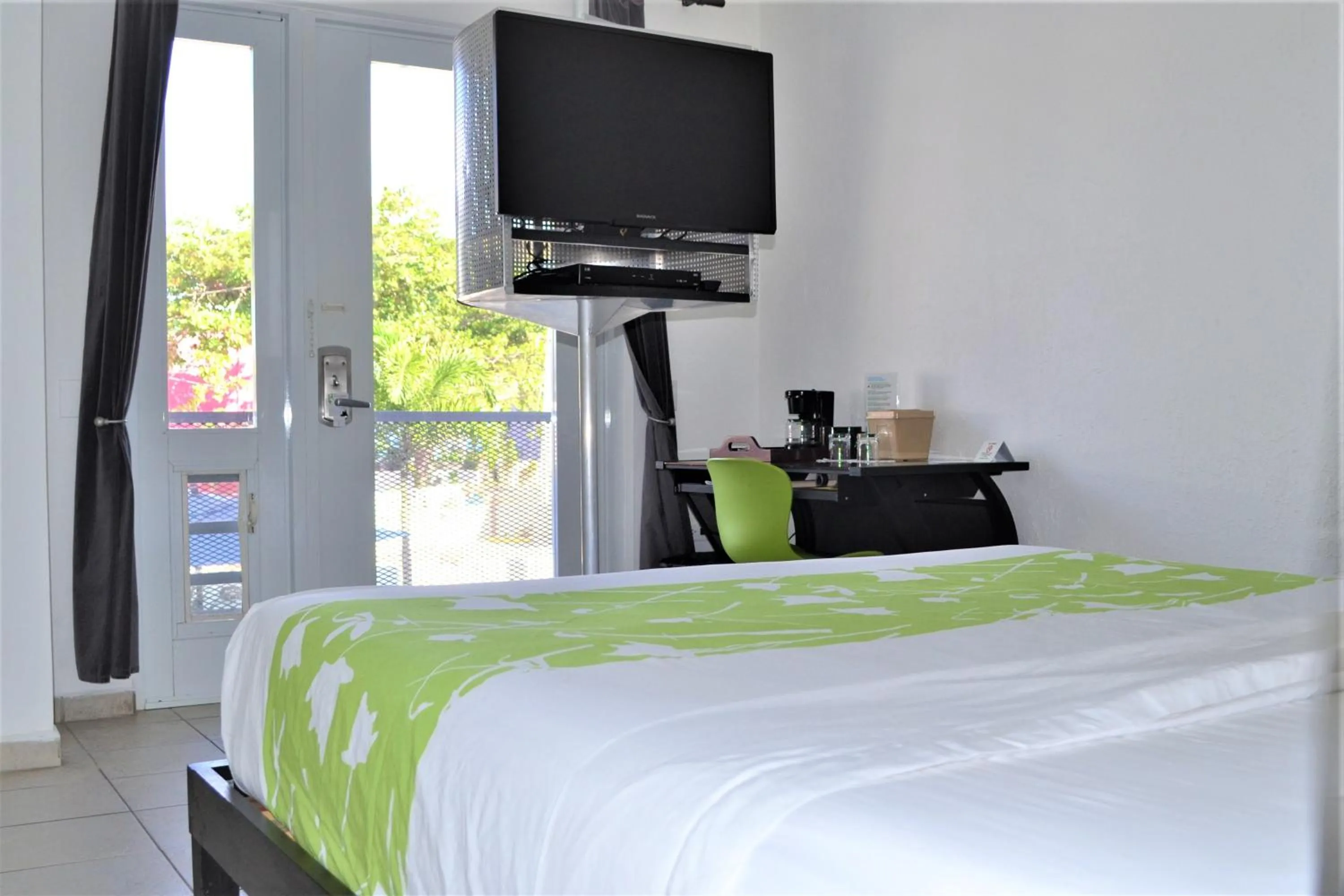 Evening entertainment in Casa Verde Hotel - Steps to the Beach, Pool, Restaurant & Bar