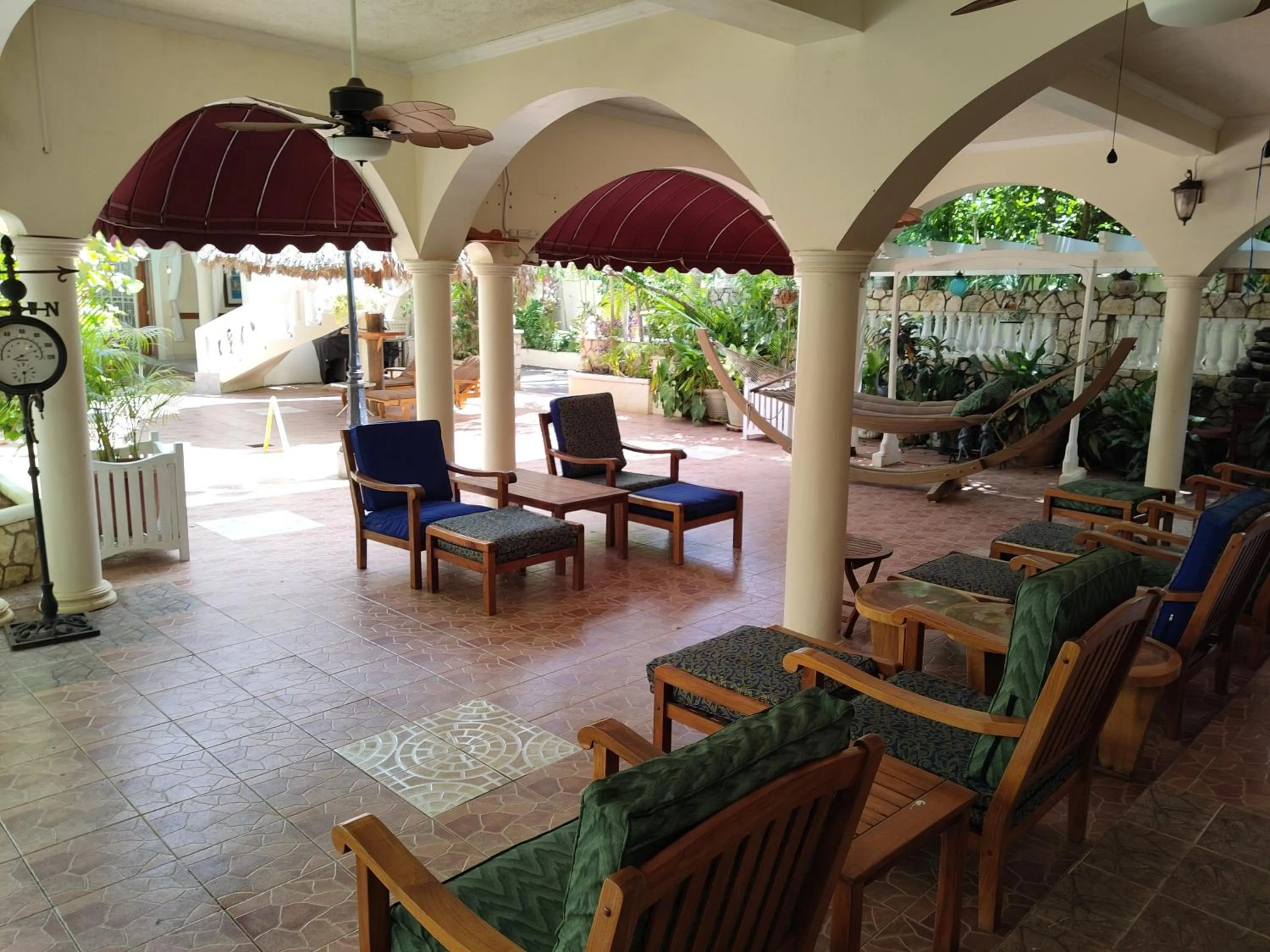 Inner courtyard view in Rayon Hotel