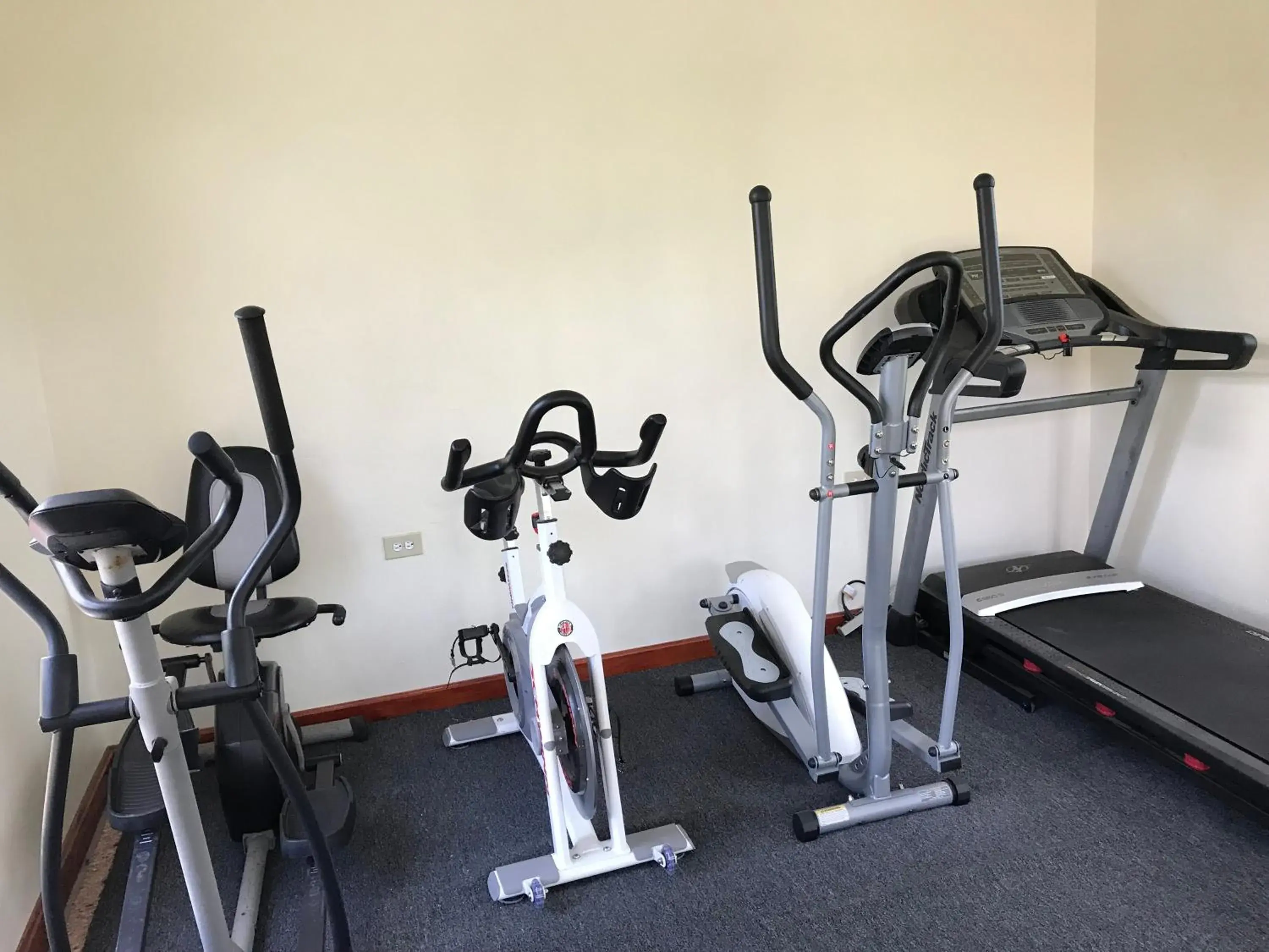 Fitness centre/facilities in Rayon Hotel Fitness centre/facilities in Rayon Hotel