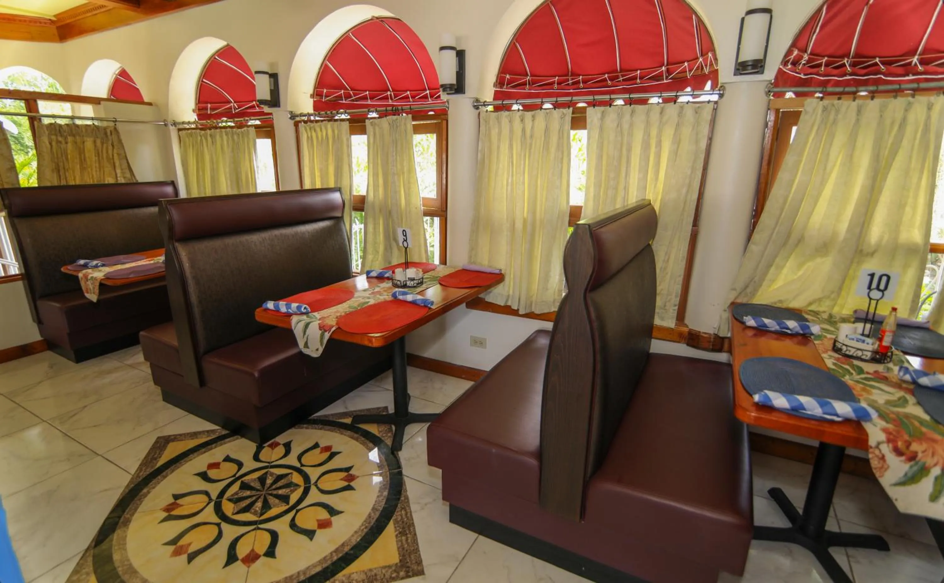 Restaurant/places to eat in Rayon Hotel