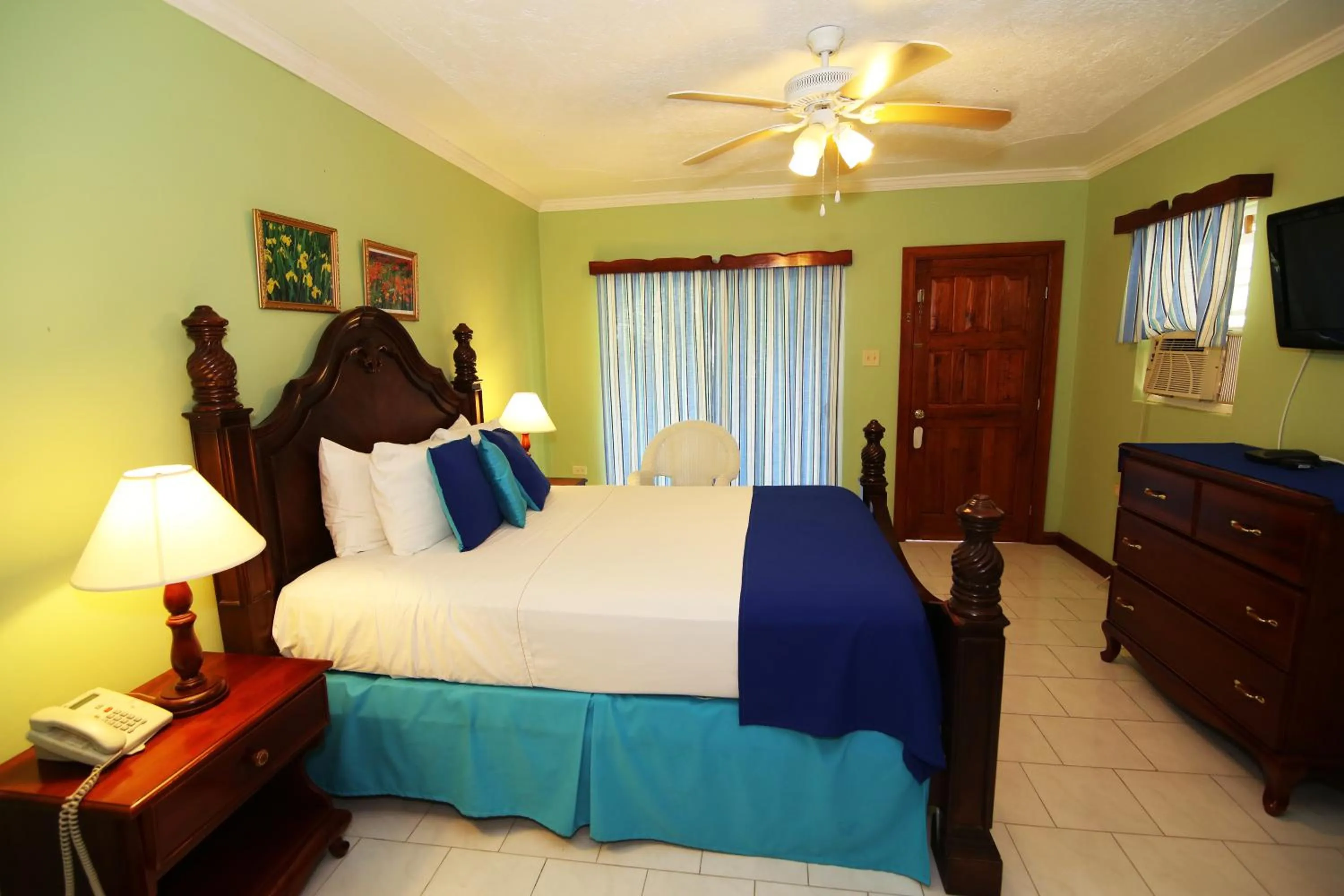 Photo of the whole room, Bed in Rayon Hotel