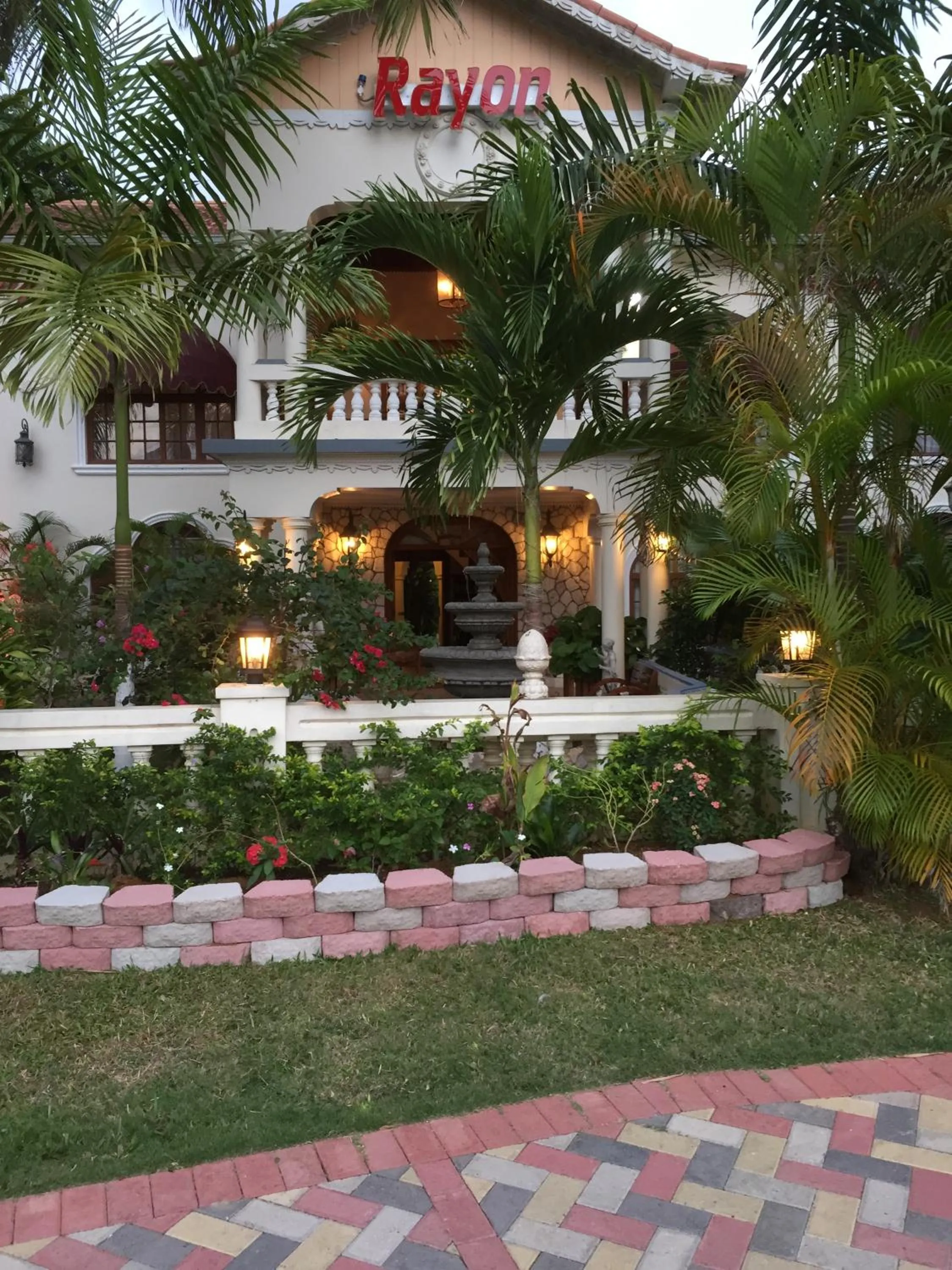 Facade/entrance in Rayon Hotel