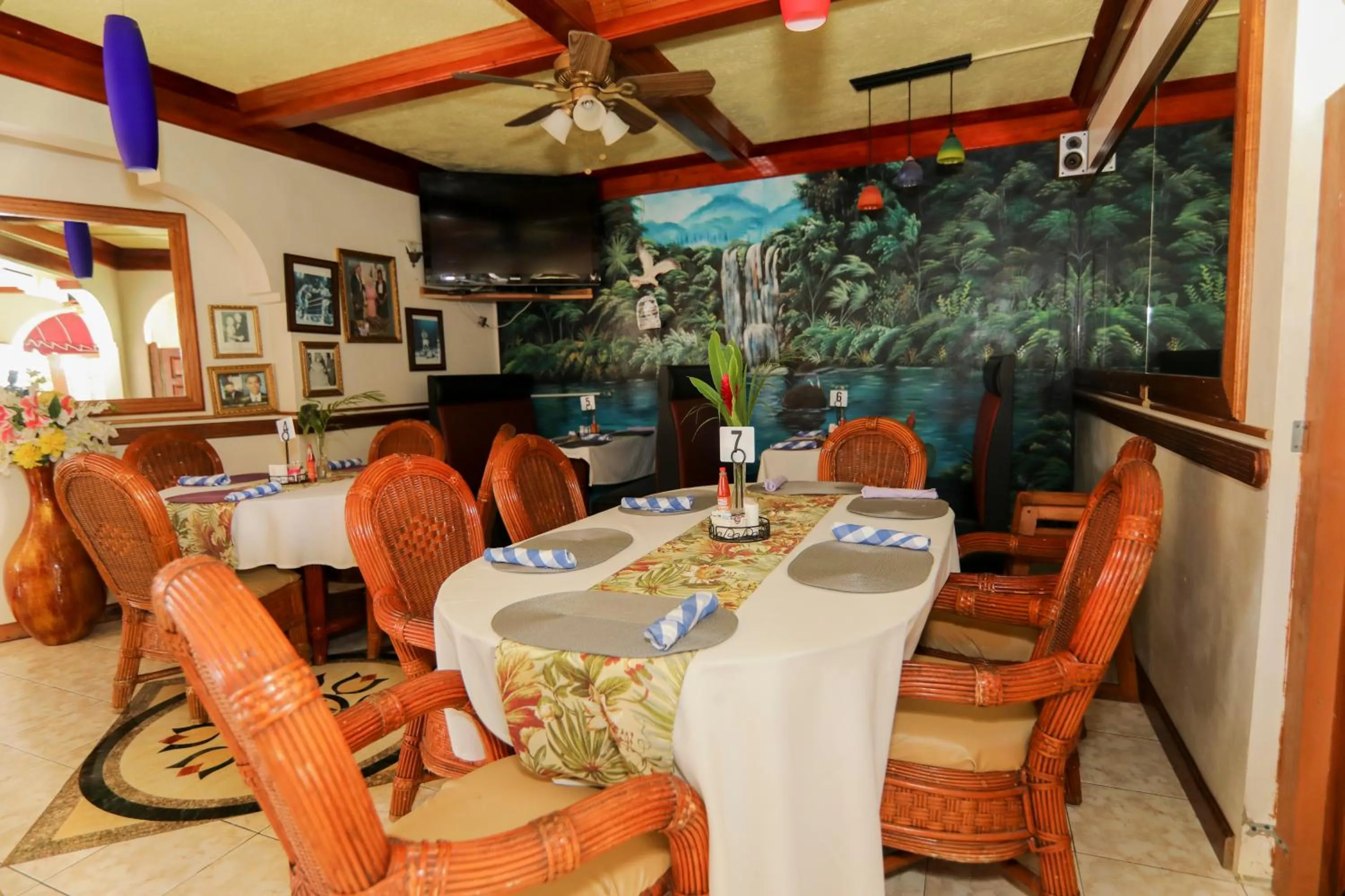 Restaurant/places to eat in Rayon Hotel