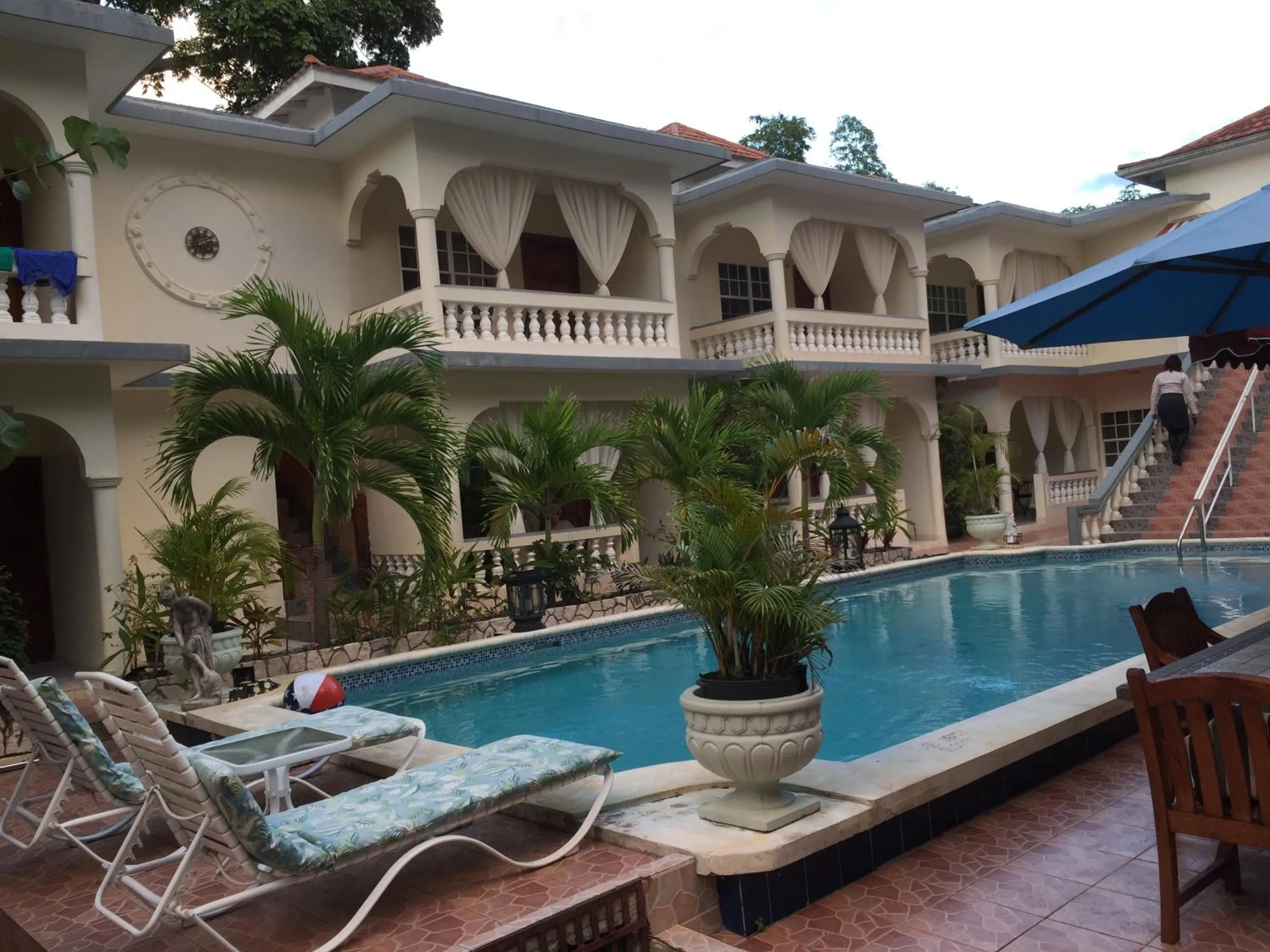 Pool view in Rayon Hotel