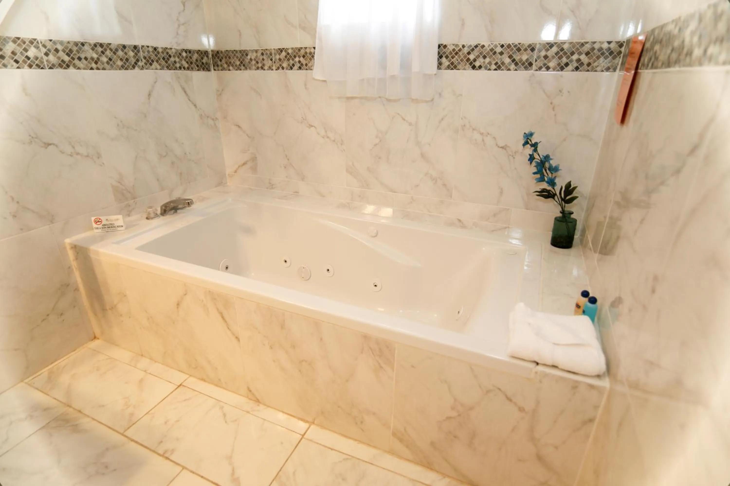 Hot Tub in Rayon Hotel