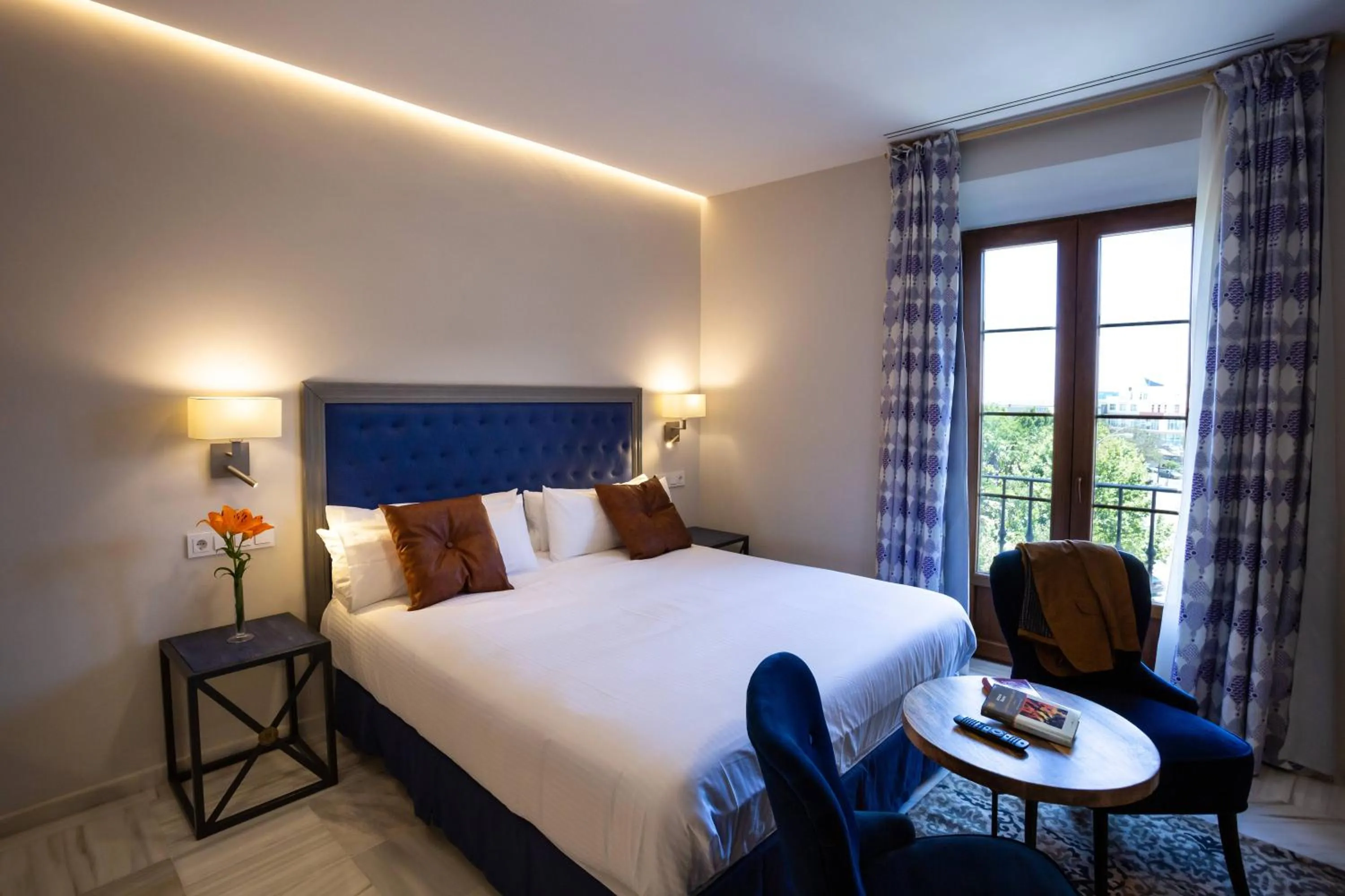 Photo of the whole room, Bed in Plazuela del Carbón Suites