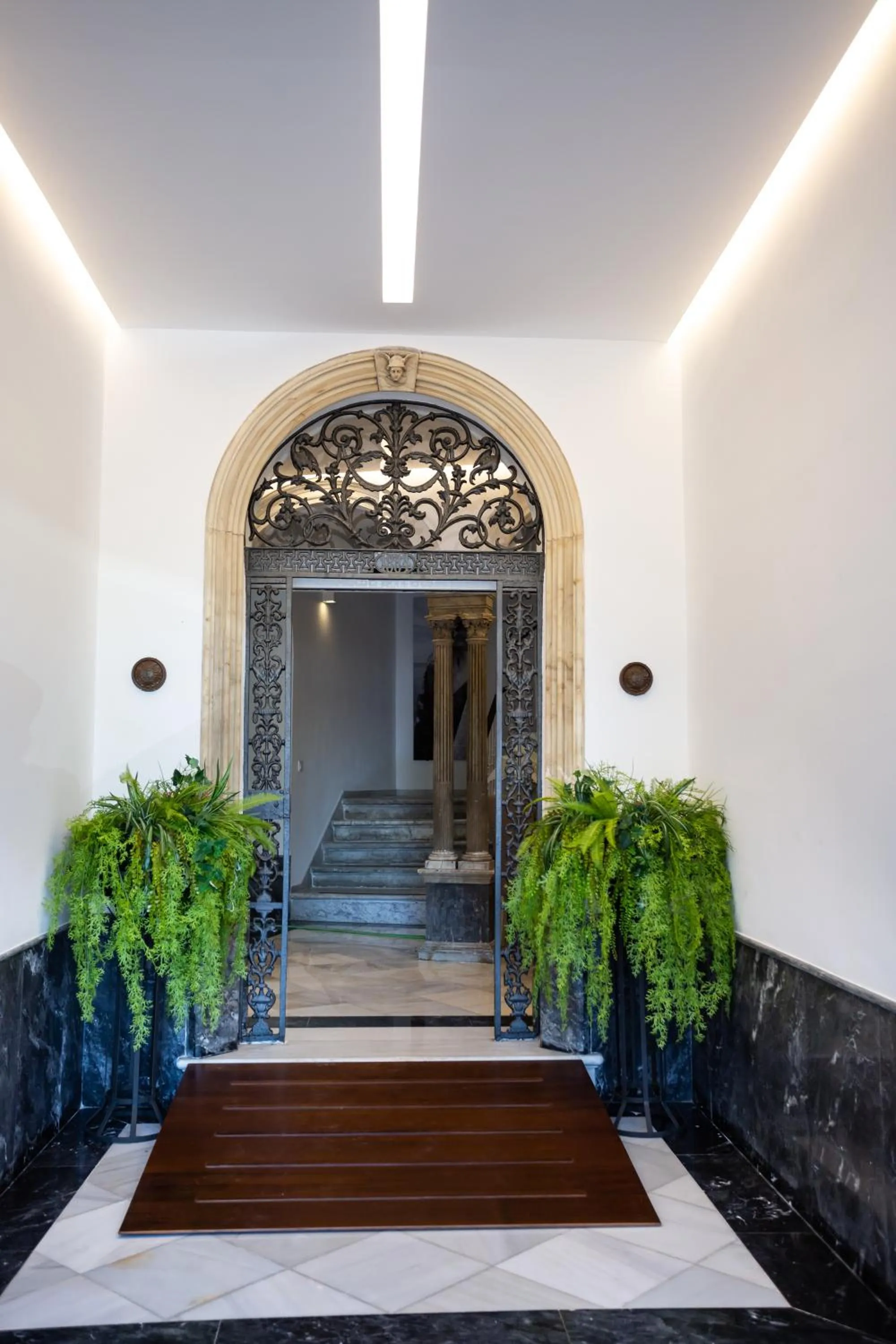 Facade/entrance in Plazuela del Carbón Suites