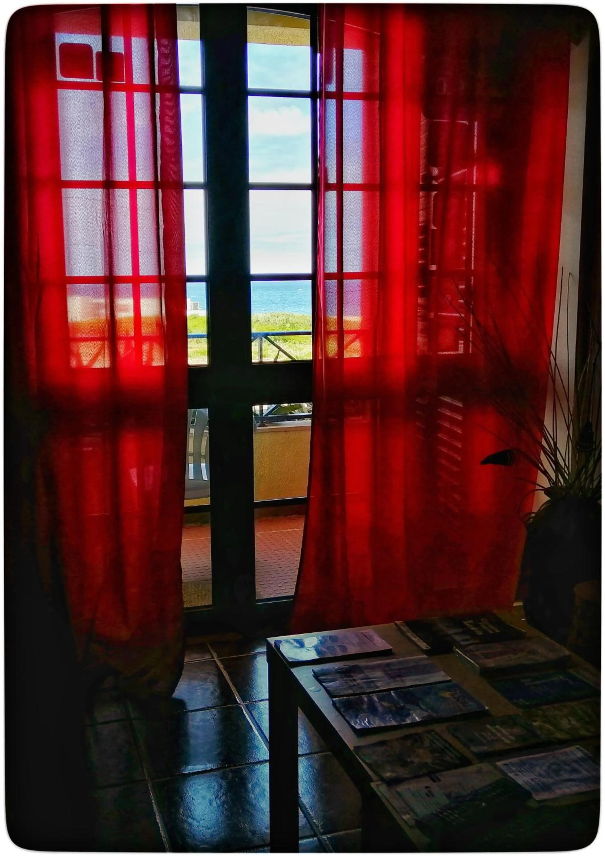 Living room in Supertubos Beach Hostel