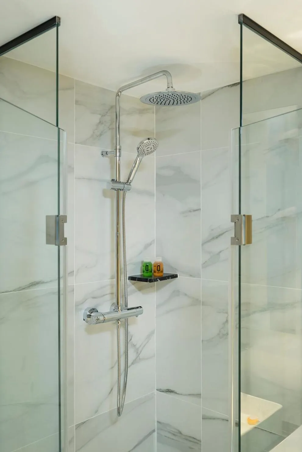 Shower in The Oliver Apartamentos