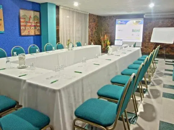 Lounge or bar in Hotel Guadaira Resort Lounge or bar in Hotel Guadaira Resort