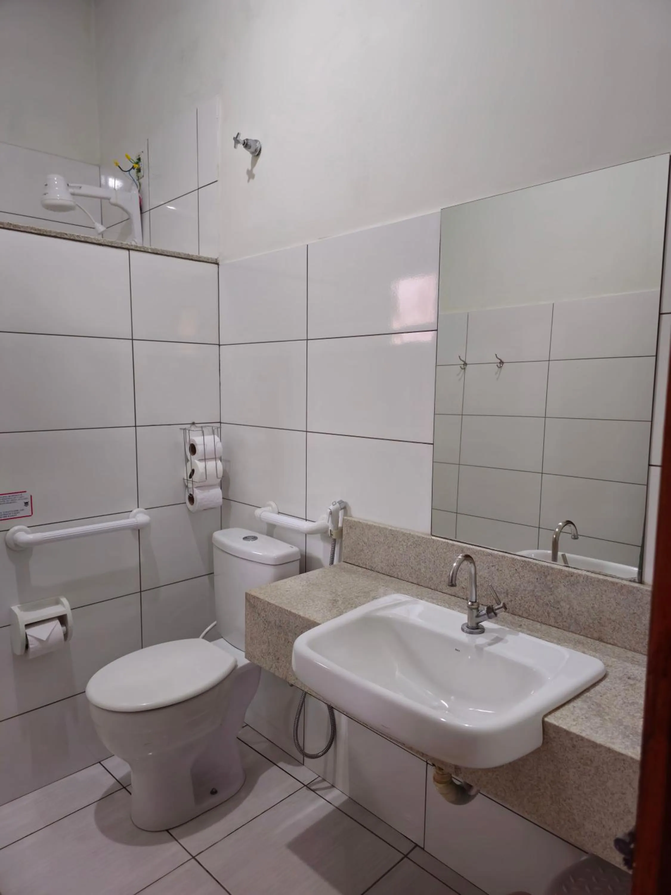 Toilet in Bonito HI Hostel e Pousada