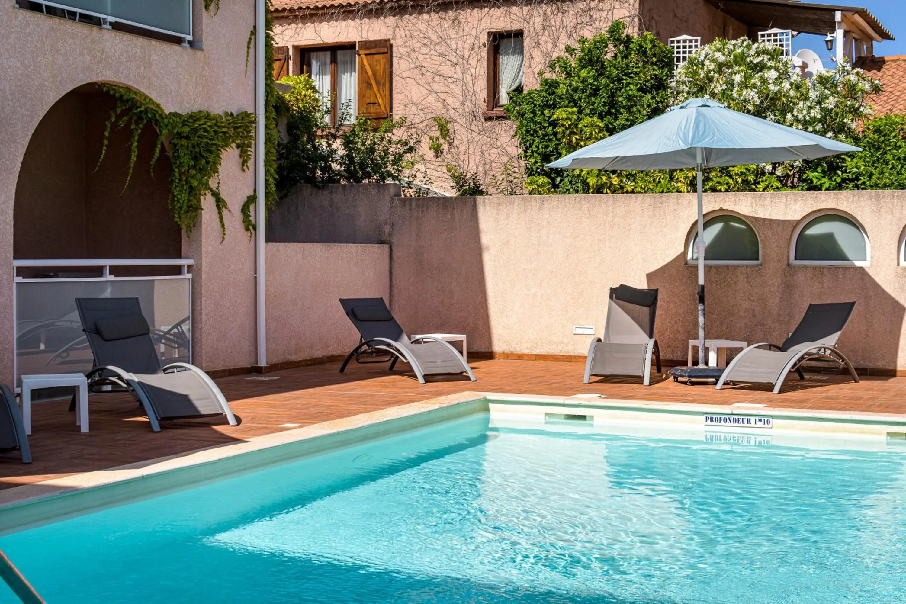 Swimming pool in Hotel U Ricordu & Spa