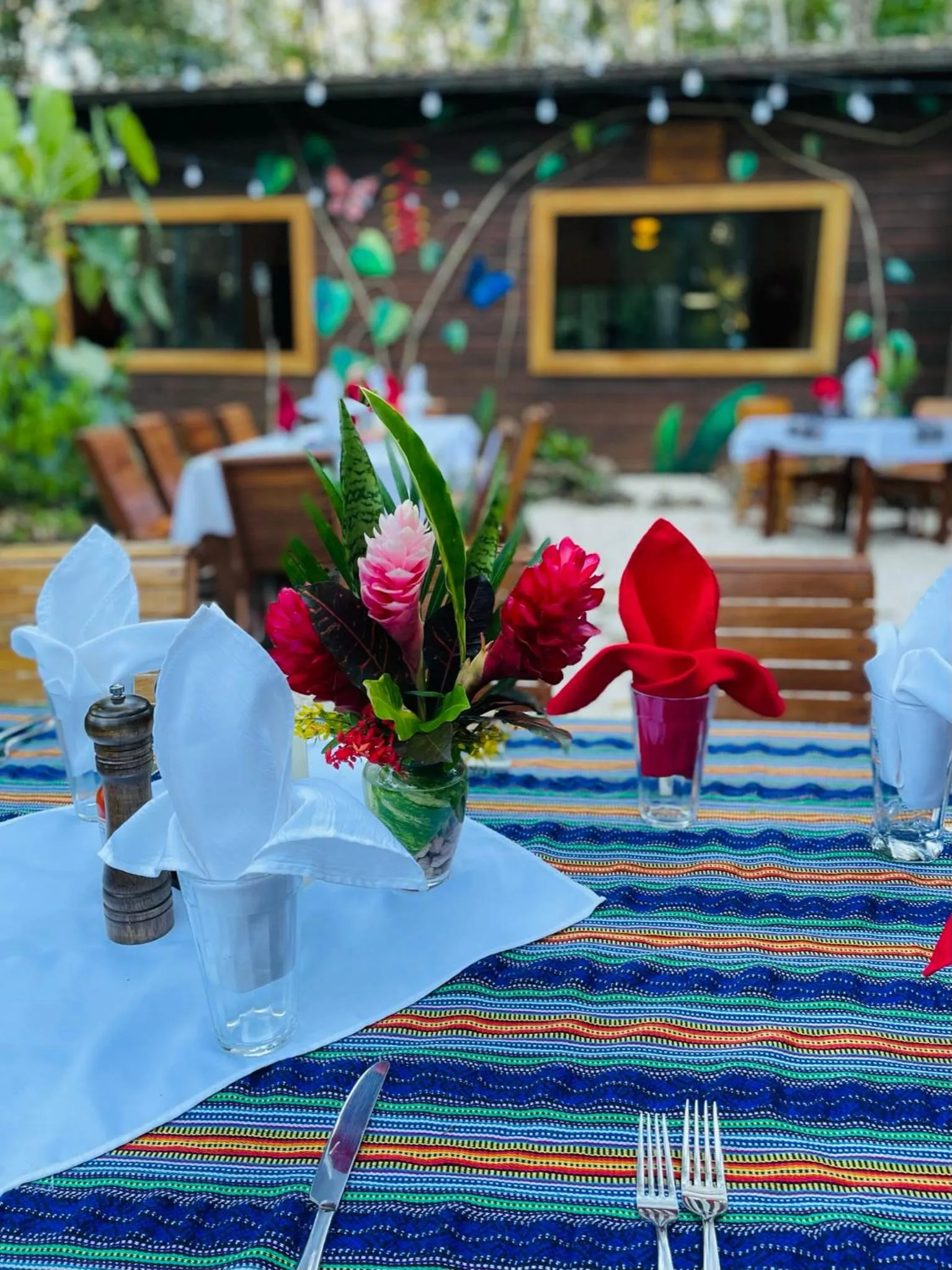 Dining area in Mariposa Jungle Lodge