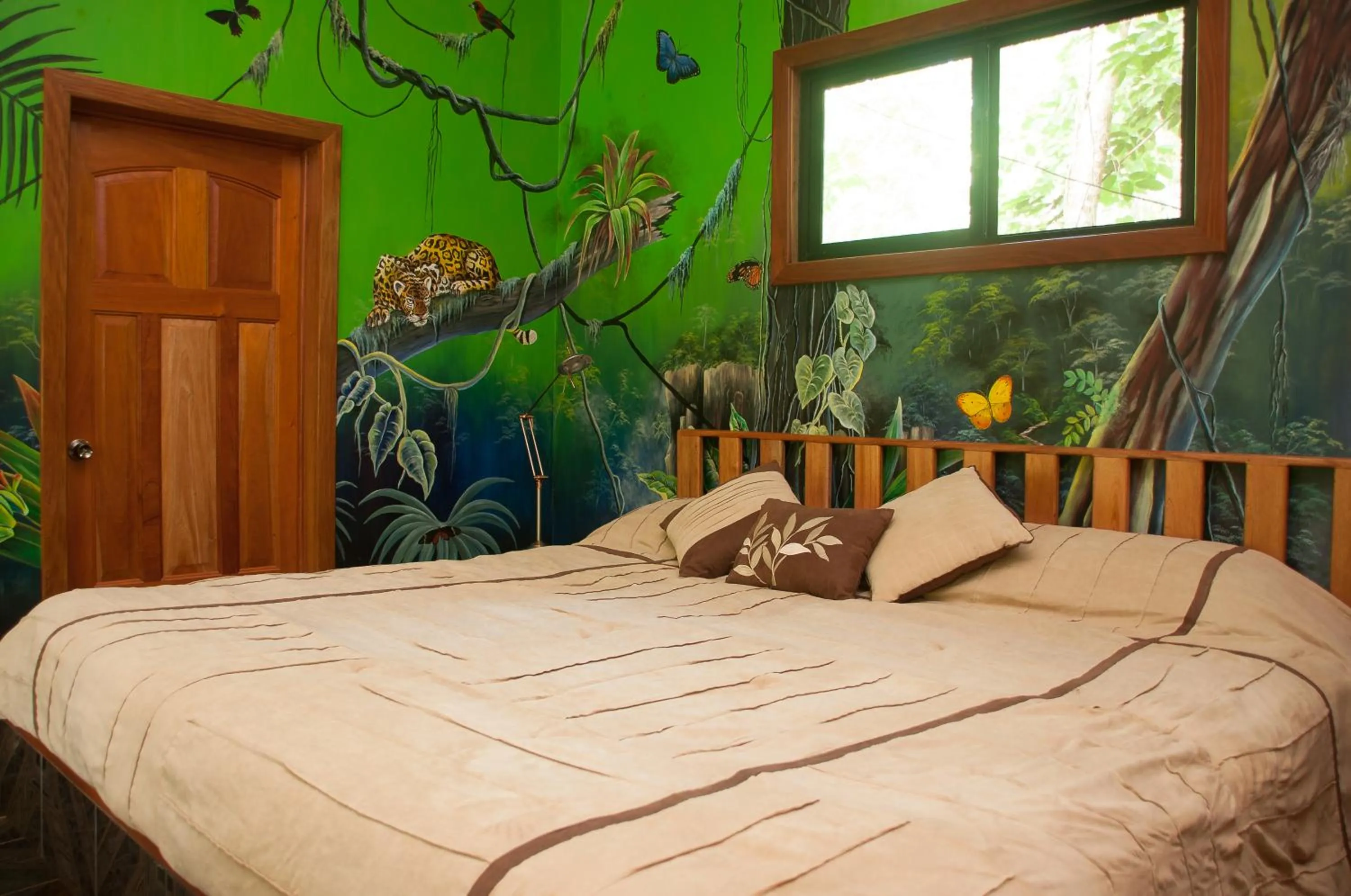 Bed in Mariposa Jungle Lodge