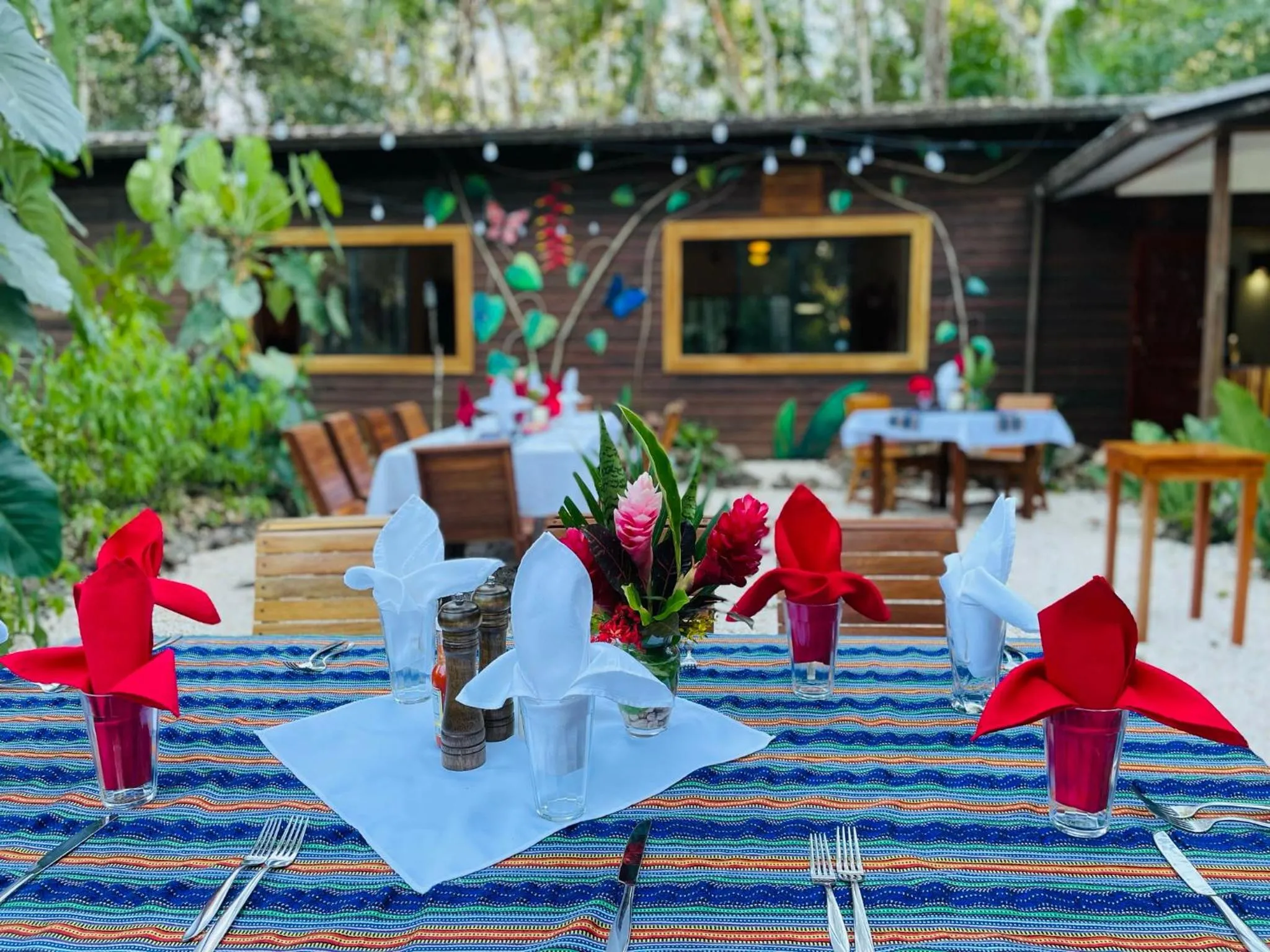 Dining area in Mariposa Jungle Lodge