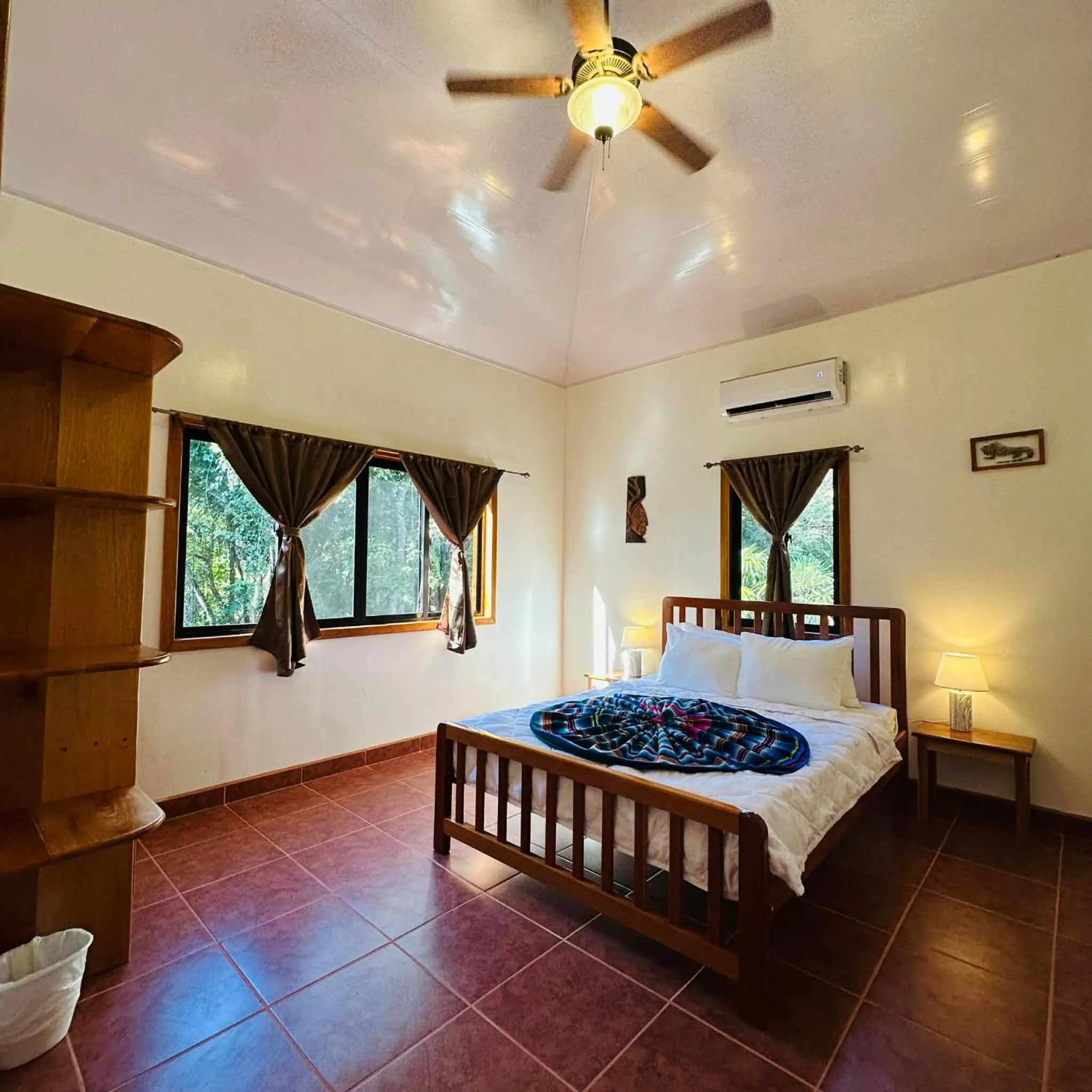 Bed in Mariposa Jungle Lodge