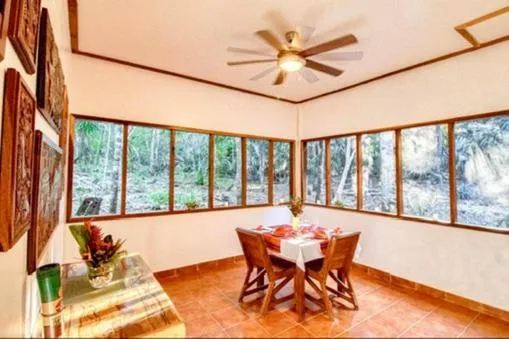 Restaurant/places to eat in Mariposa Jungle Lodge